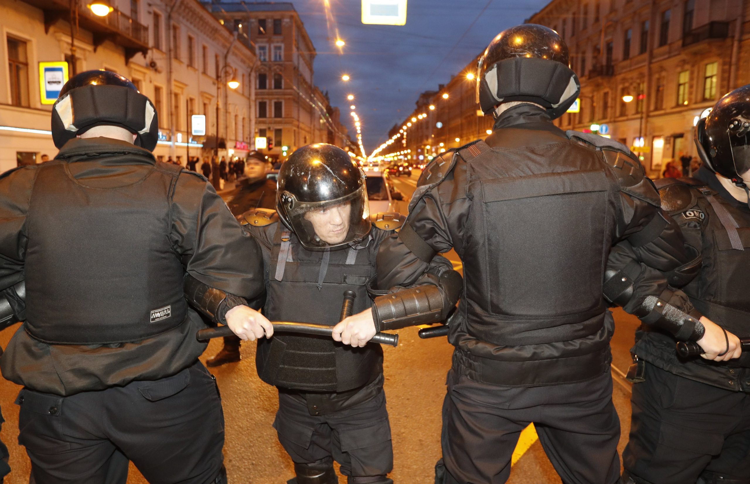 Mais de 270 detidos em manifestações no 65.º aniversário de Putin