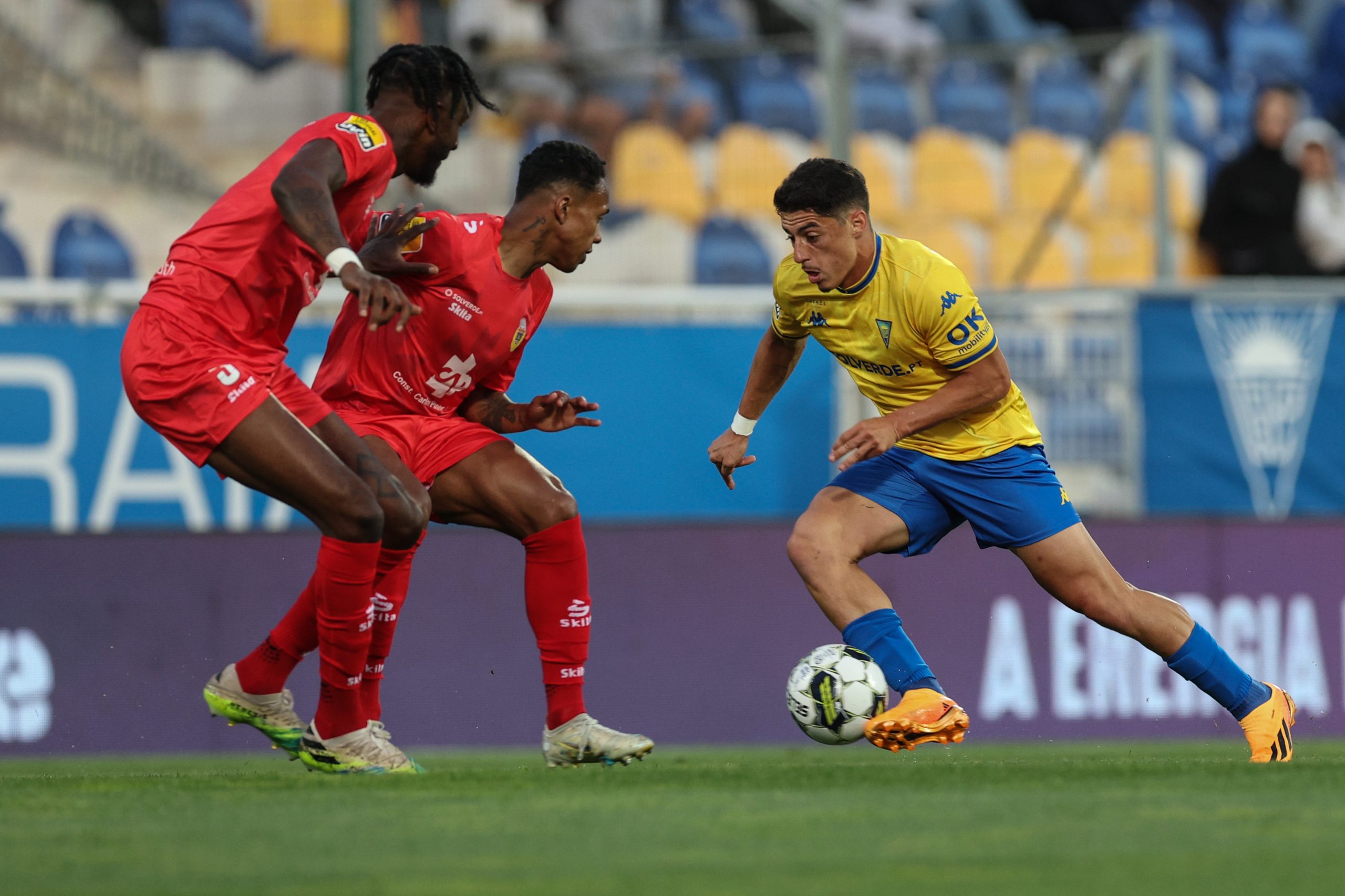 Esteve emprestado ao Estoril. Tiago Gouveia renova com Benfica até 2028
