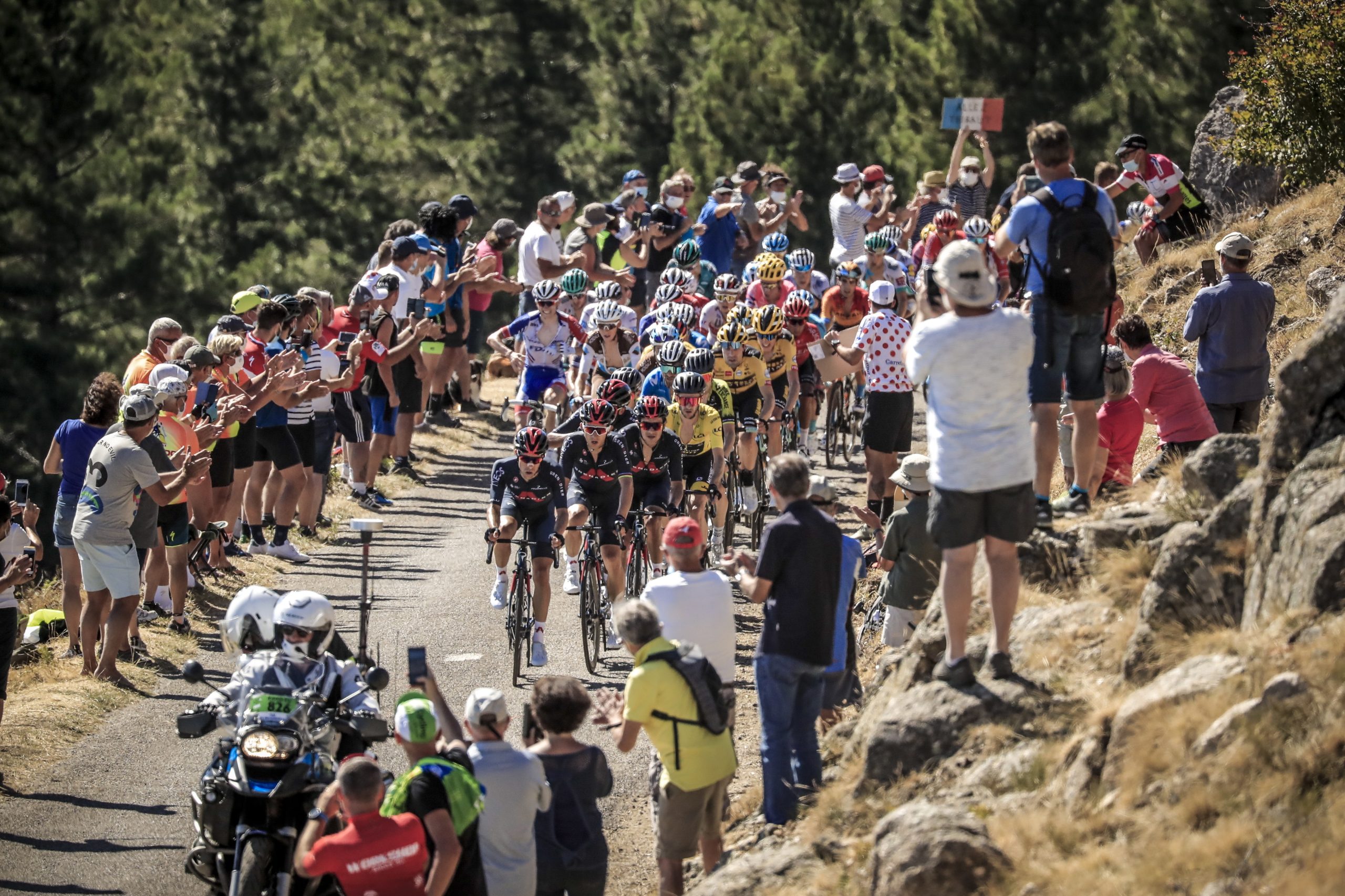 Tour: Nans Peters vence oitava etapa isolado, Adam Yates segura camisola amarela