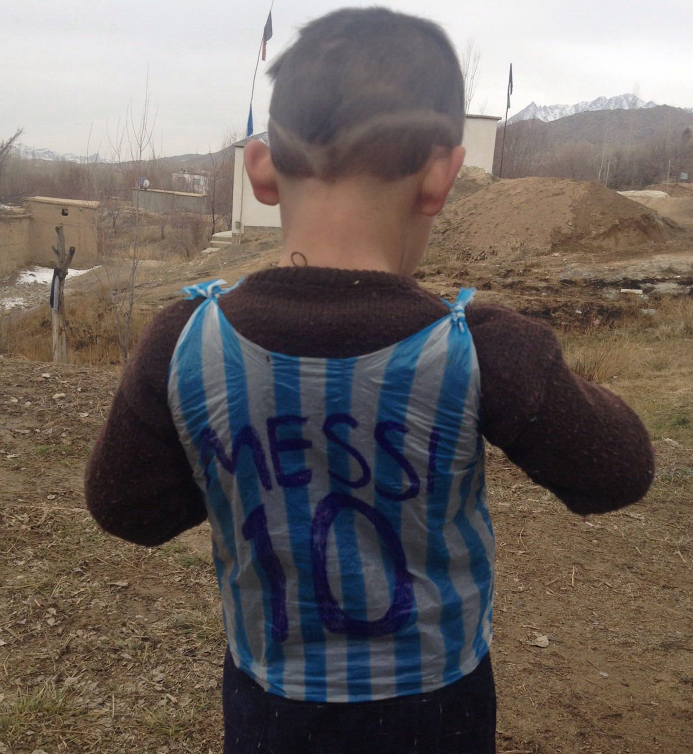 Menino afegão que vestiu camisa de Messi feita de plástico conhece ídolo