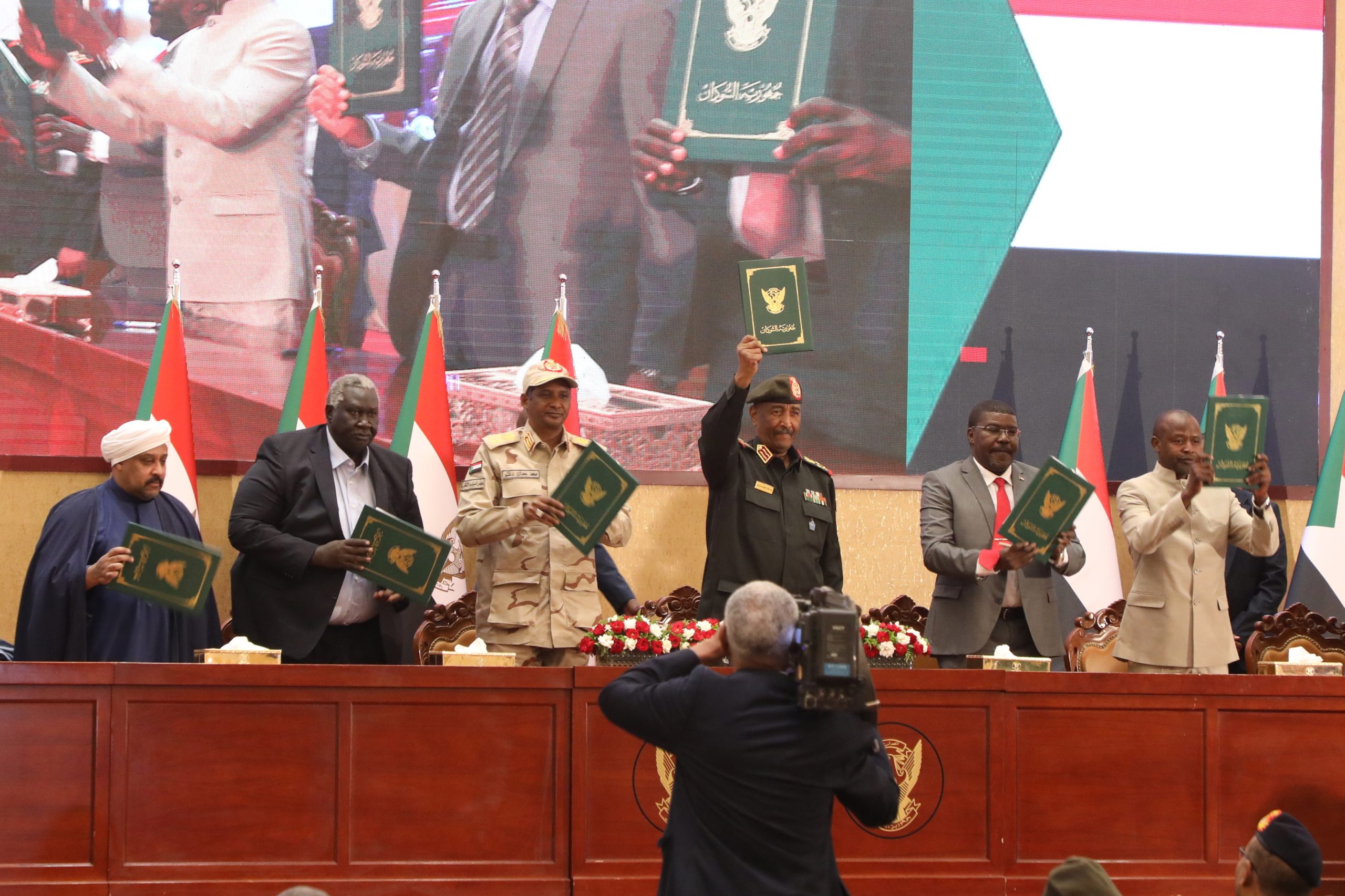 Paramilitares sudaneses afirmam controlar palácio presidencial de Cartum