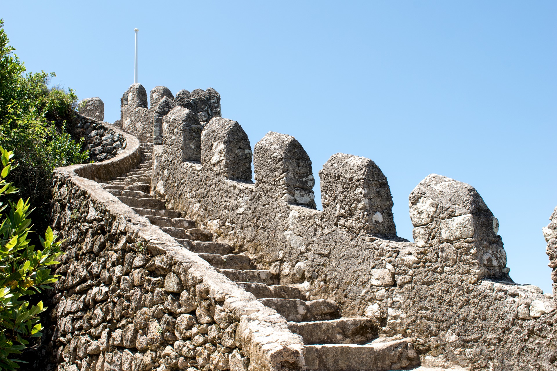 Sintra ilumina Castelo dos Mouros pelas vítimas da Catalunha