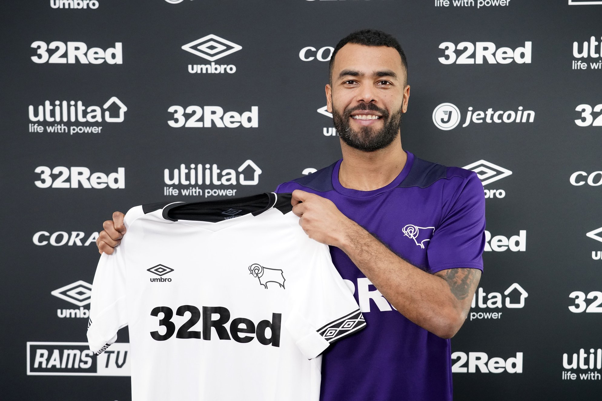 Ashley Cole assina pelo Derby County e vai ser treinado por Frank Lampard