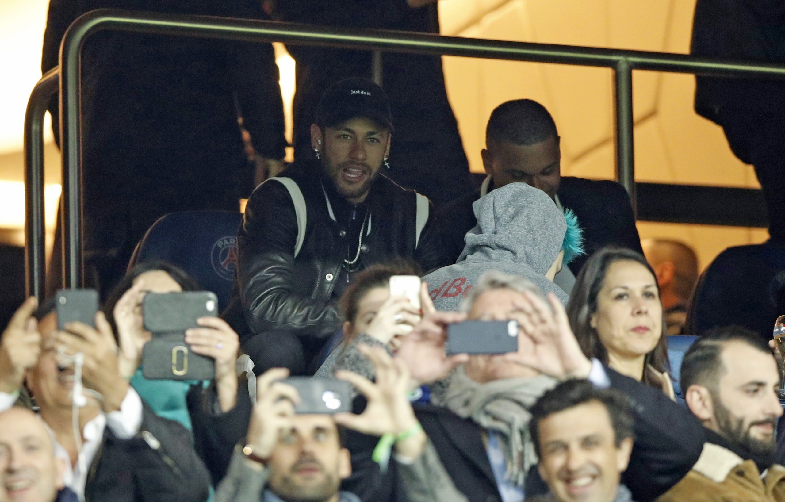 Neymar vai ao Qatar fazer “avaliação completa” à lesão no pé direito