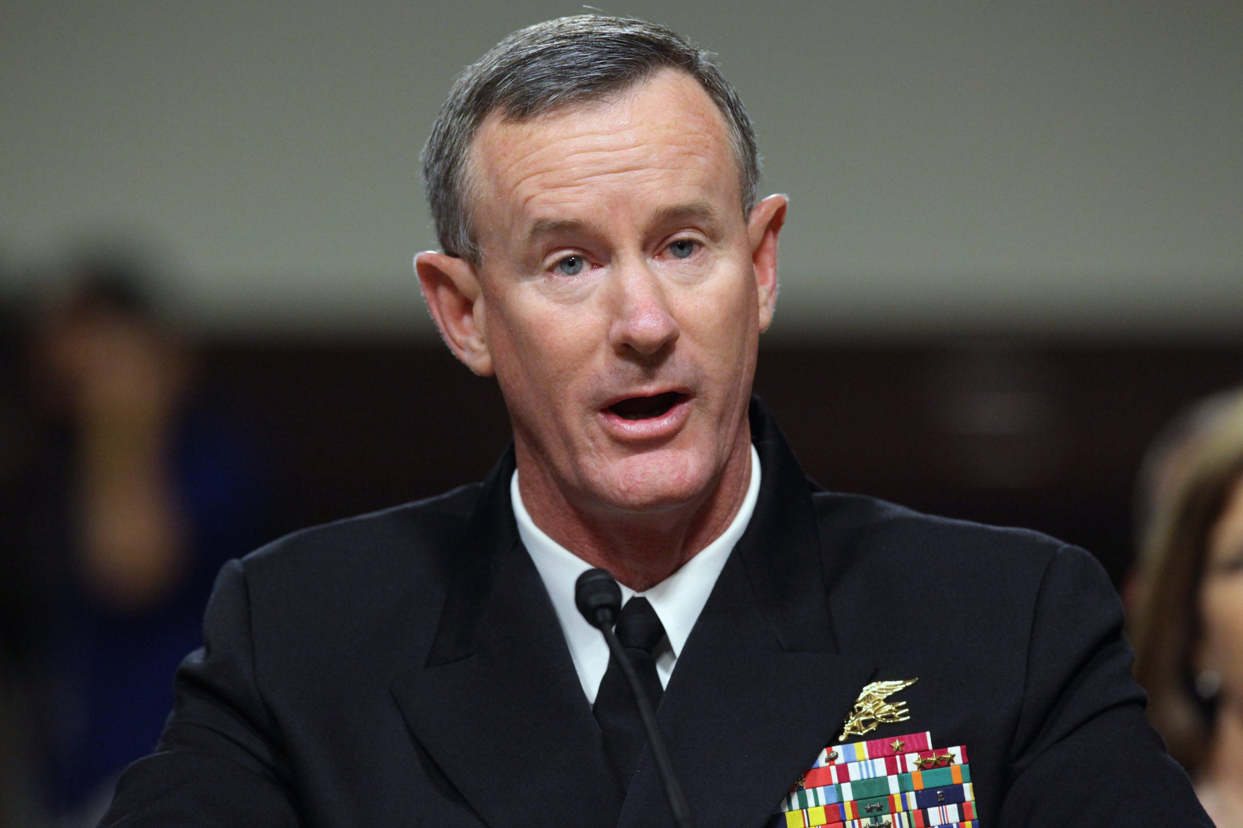 Almirante William McRaven pede que Trump lhe retire acreditação de segurança como fez com Brennan