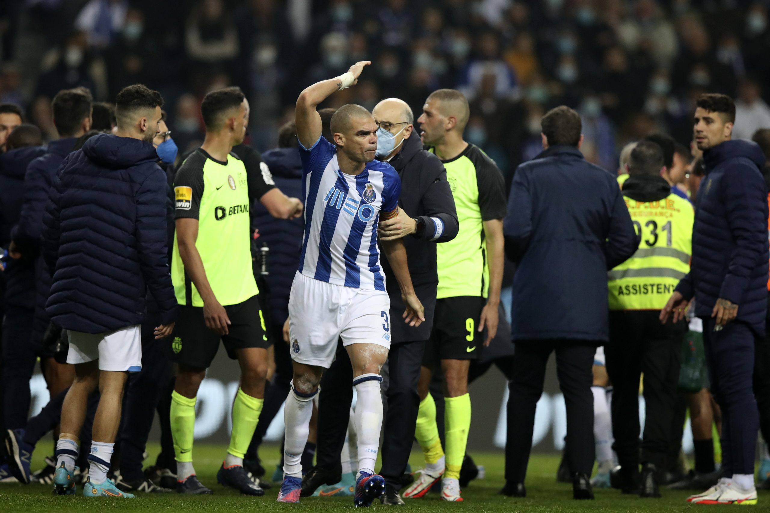 Pepe e Tabata suspensos por 23 dias por incidentes no Dragão