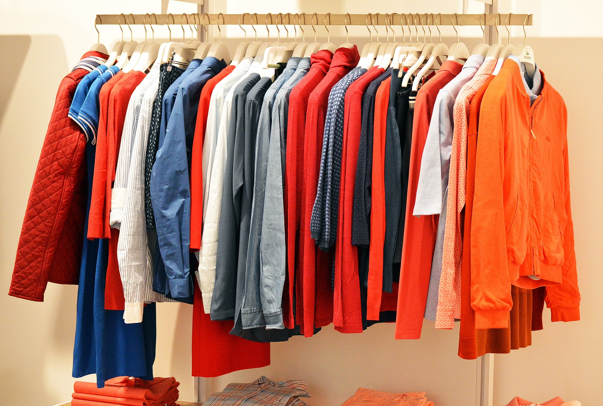H&M, Zara, C&A, Primark, Nike, The North Face, Uniqlo e M&S.  ONG seguiu roupas que tinham prometido reciclar e descobriu que afinal não é bem assim