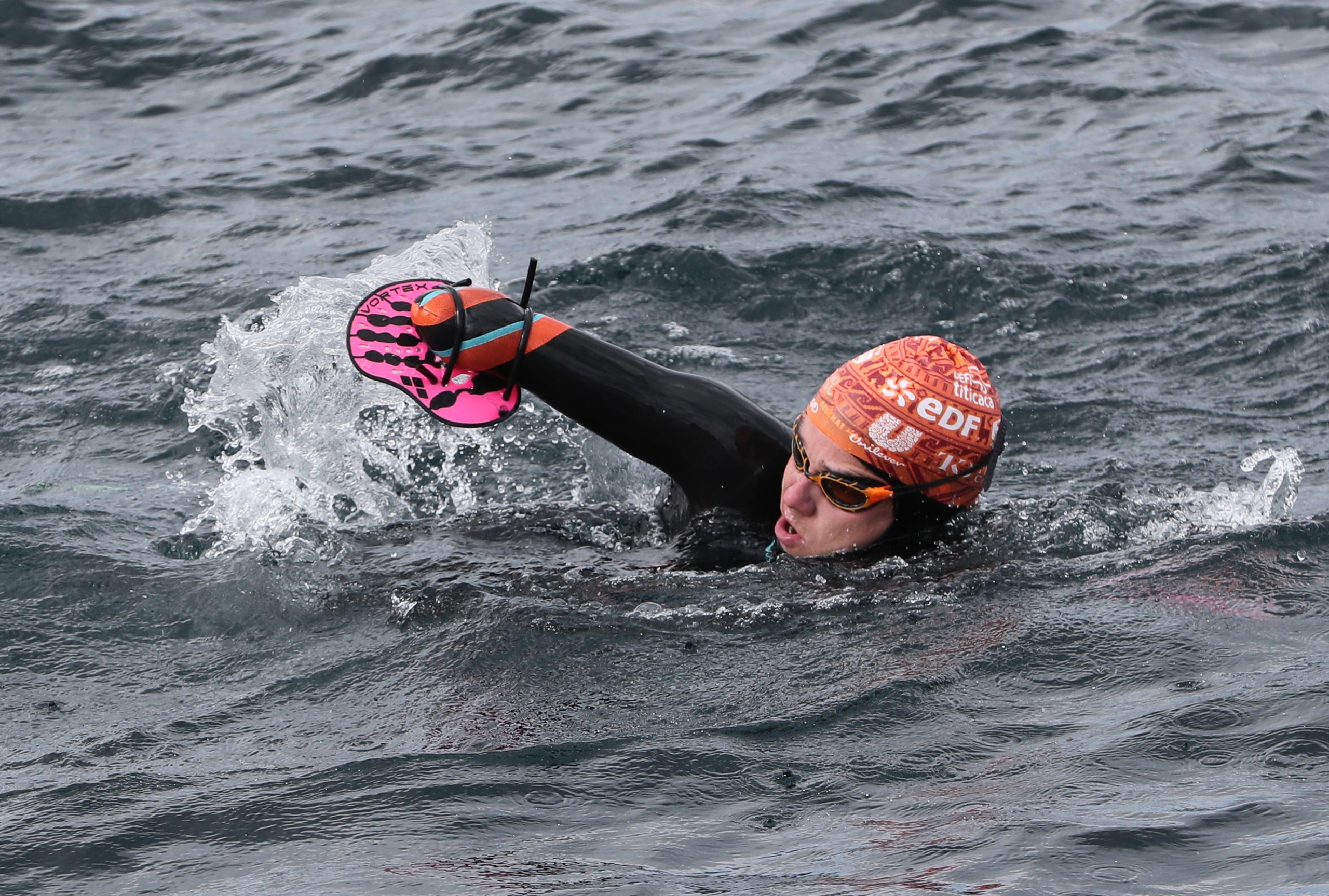 Sem pés, sem problema. Atleta paralímpico francês inicia travessia a nado de 122 km no Lago Titicaca