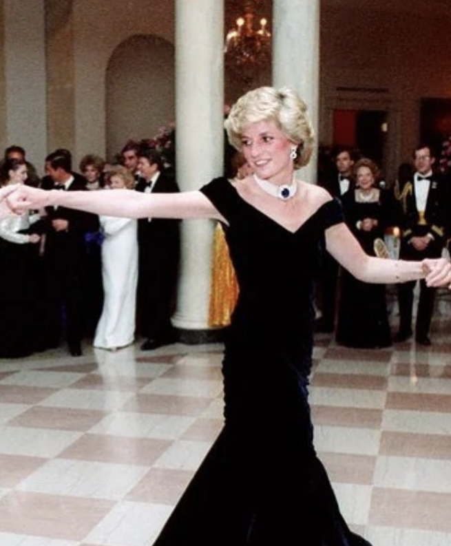 “Vestido da vingança” da Princesa Diana vai a leilão e pode valer mais de 250 mil euros