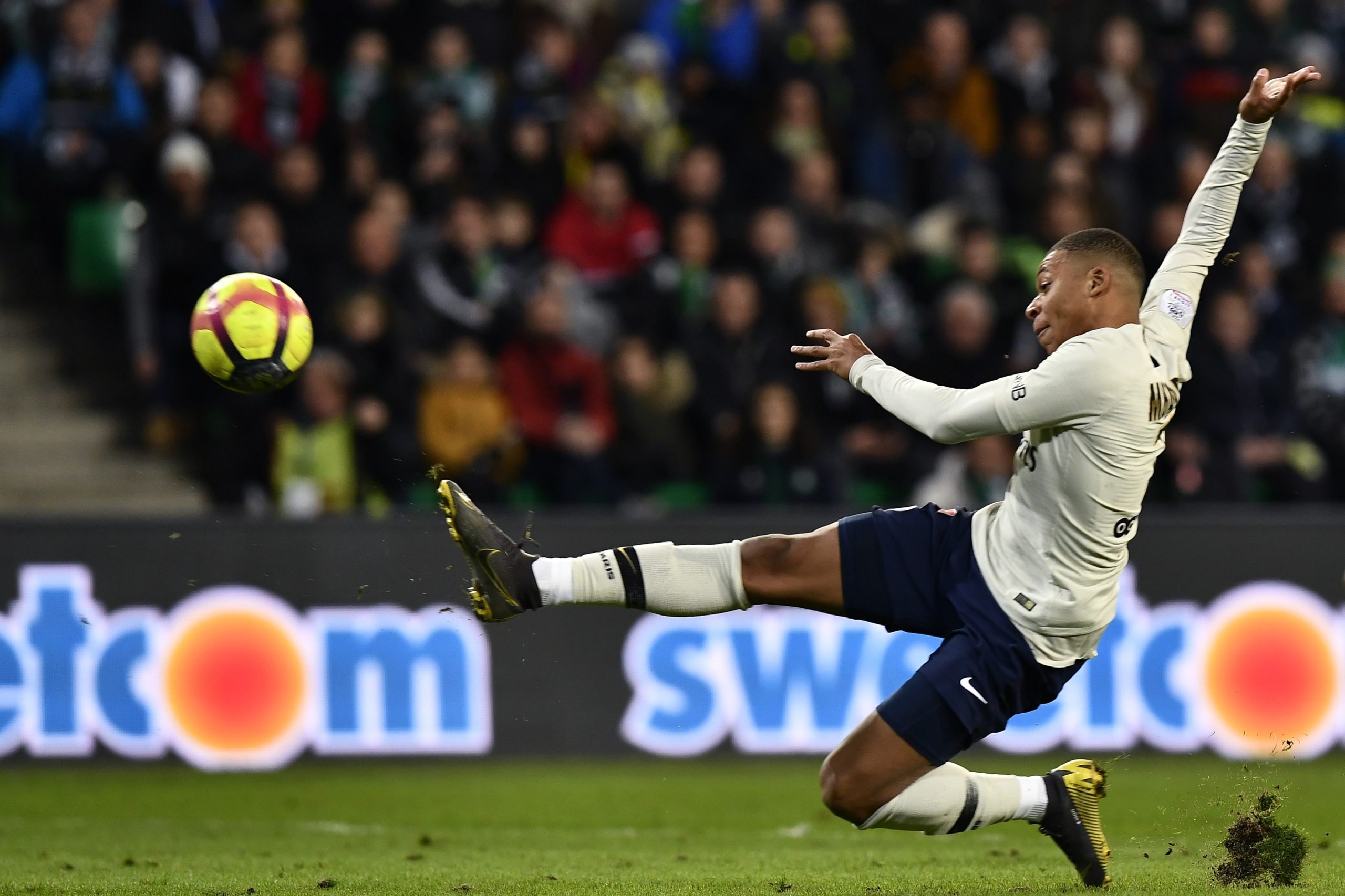 Golo Mbappé vale triunfo tangencial ao PSG em Saint-Étienne