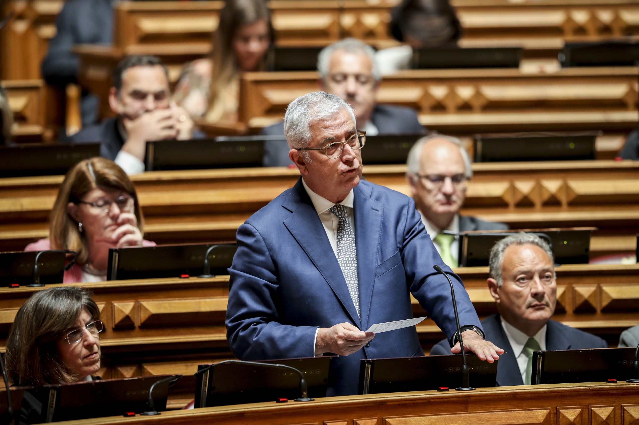 PSD acusa Governo de fazer “brilharete nas contas” à custa de corte no investimento