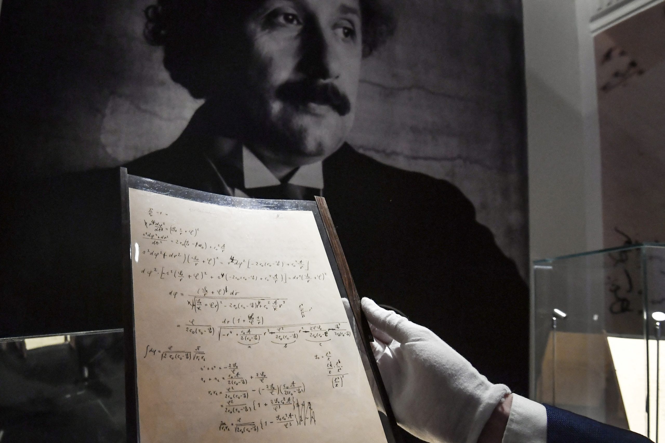 Manuscrito de Einstein sobre teoria da relatividade leiloado por 11,6 milhões de euros