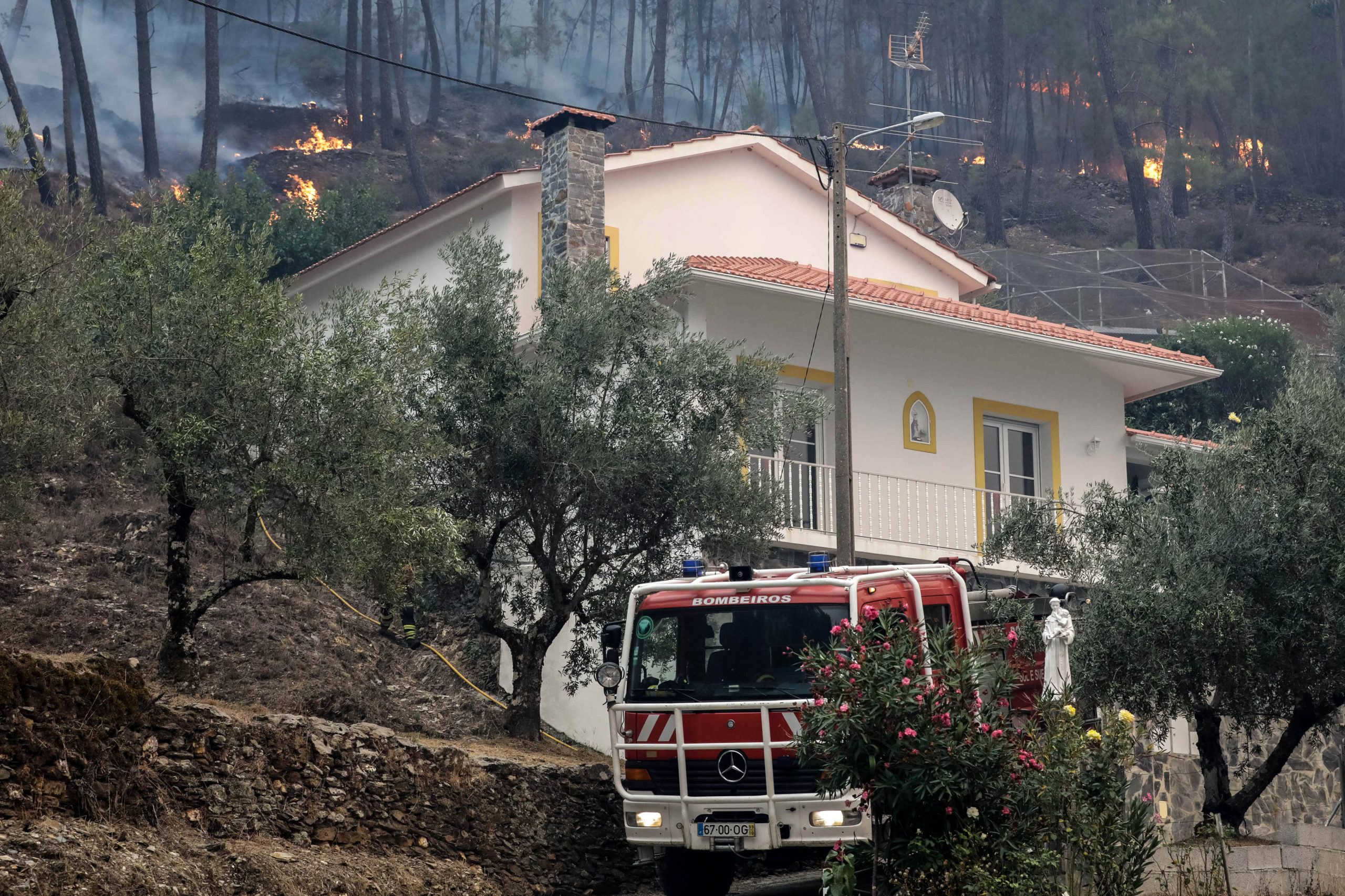 Incêndios: Casas de aldeias em Pampilhosa da Serra e Arganil evacuadas por precaução
