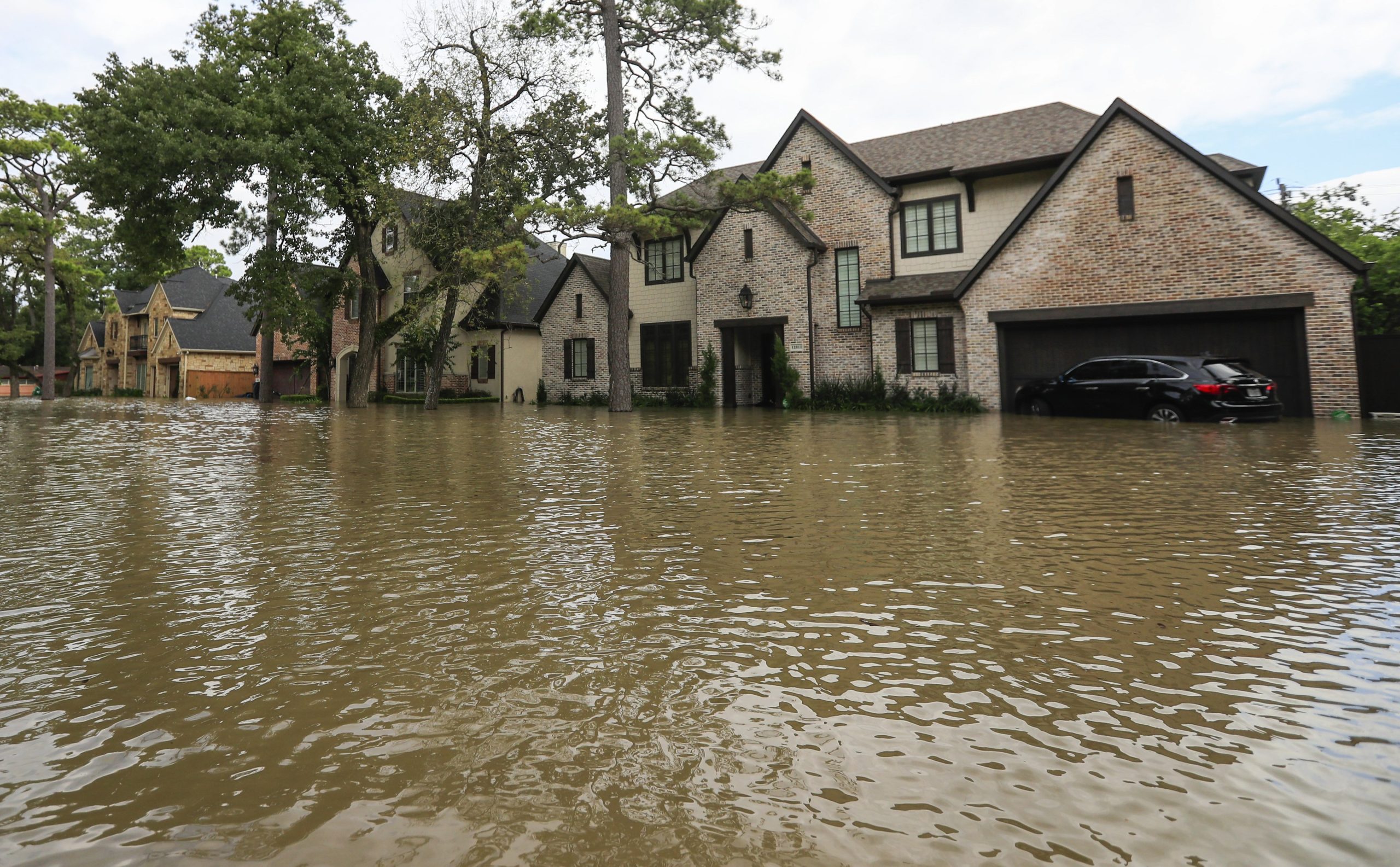 Harvey converte-se em depressão tropical, mas alerta de cheias mantém-se