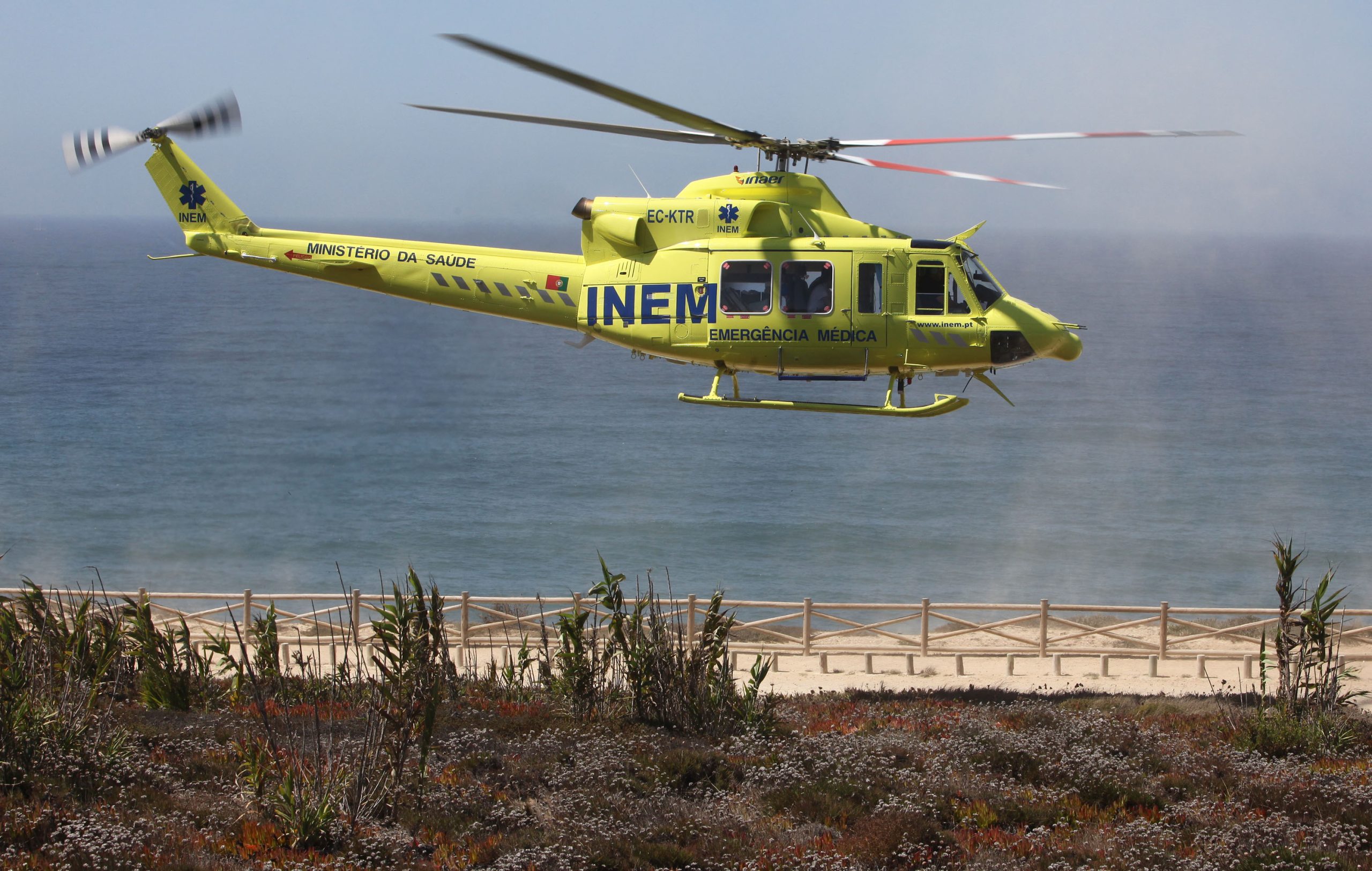 Pescador lúdico com ferimentos graves resgatado por helicóptero em Aljezur