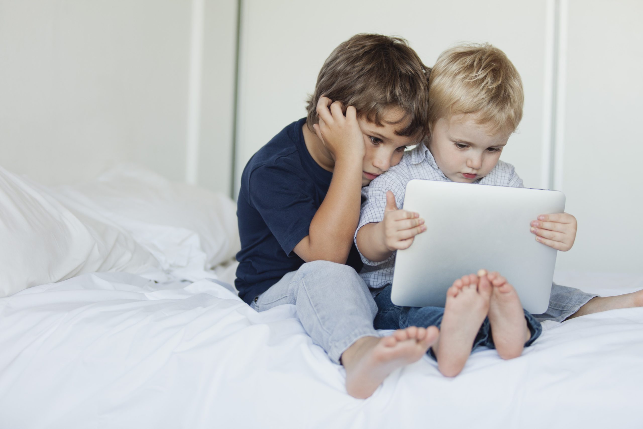 Estudo associa tempo de ecrã antes dos dois anos a impactos negativos no desenvolvimento infantil