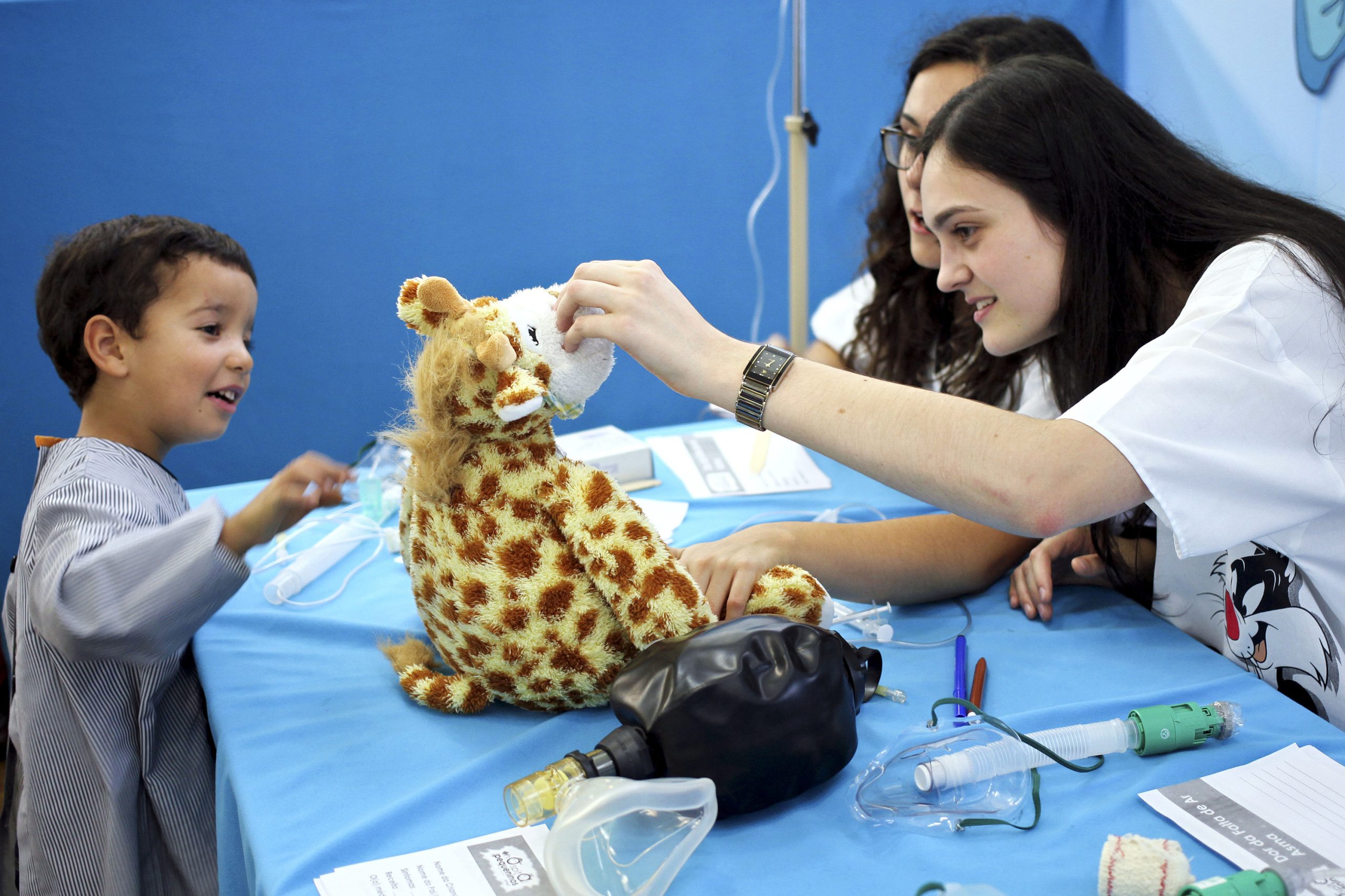 Um boneco com um “dói-dói” e um hospital para o tratar. Hospital dos Pequeninos regressa a Setúbal