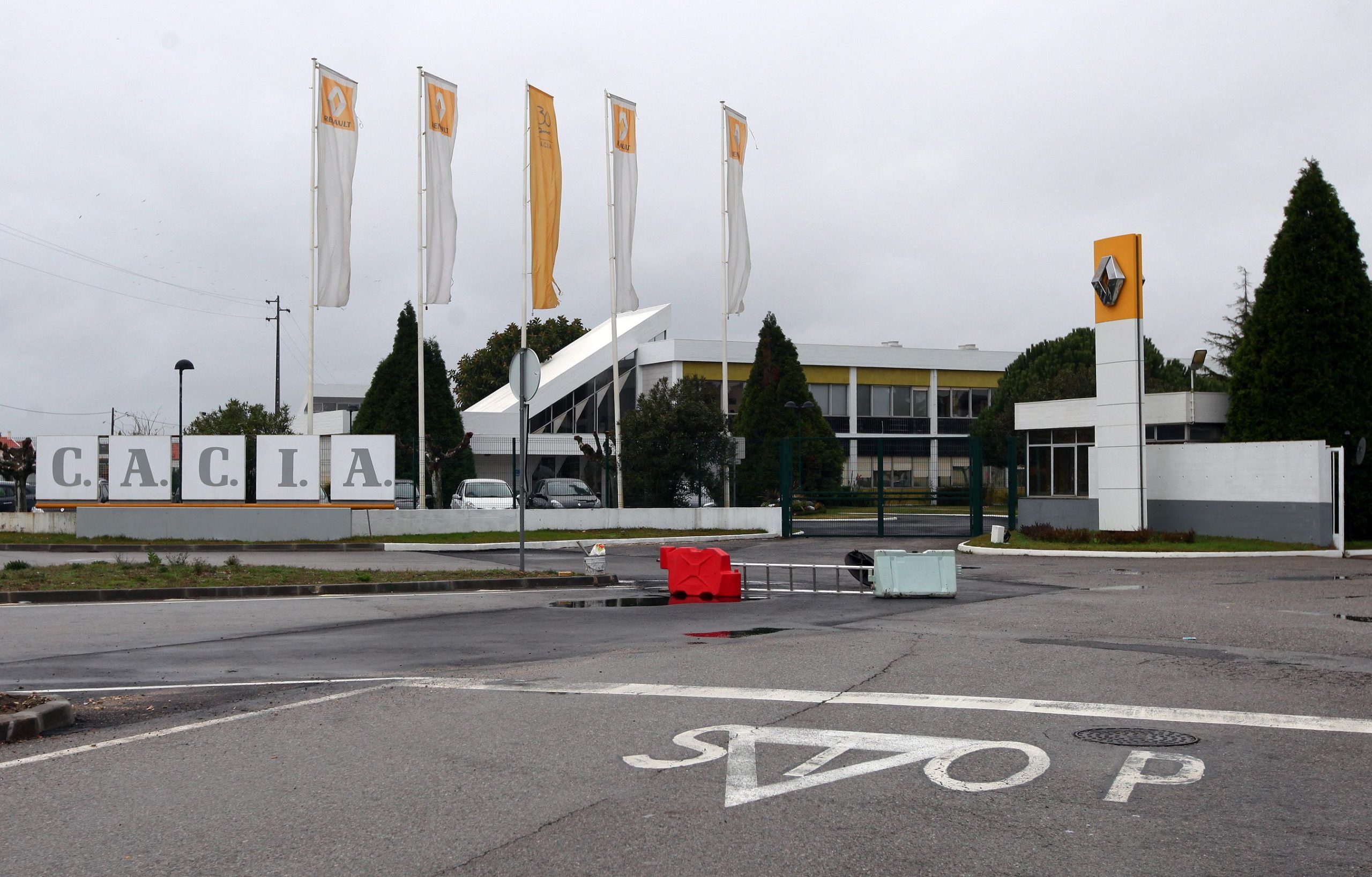 Covid-19: Renault para produção da fábrica de Cacia, Aveiro
