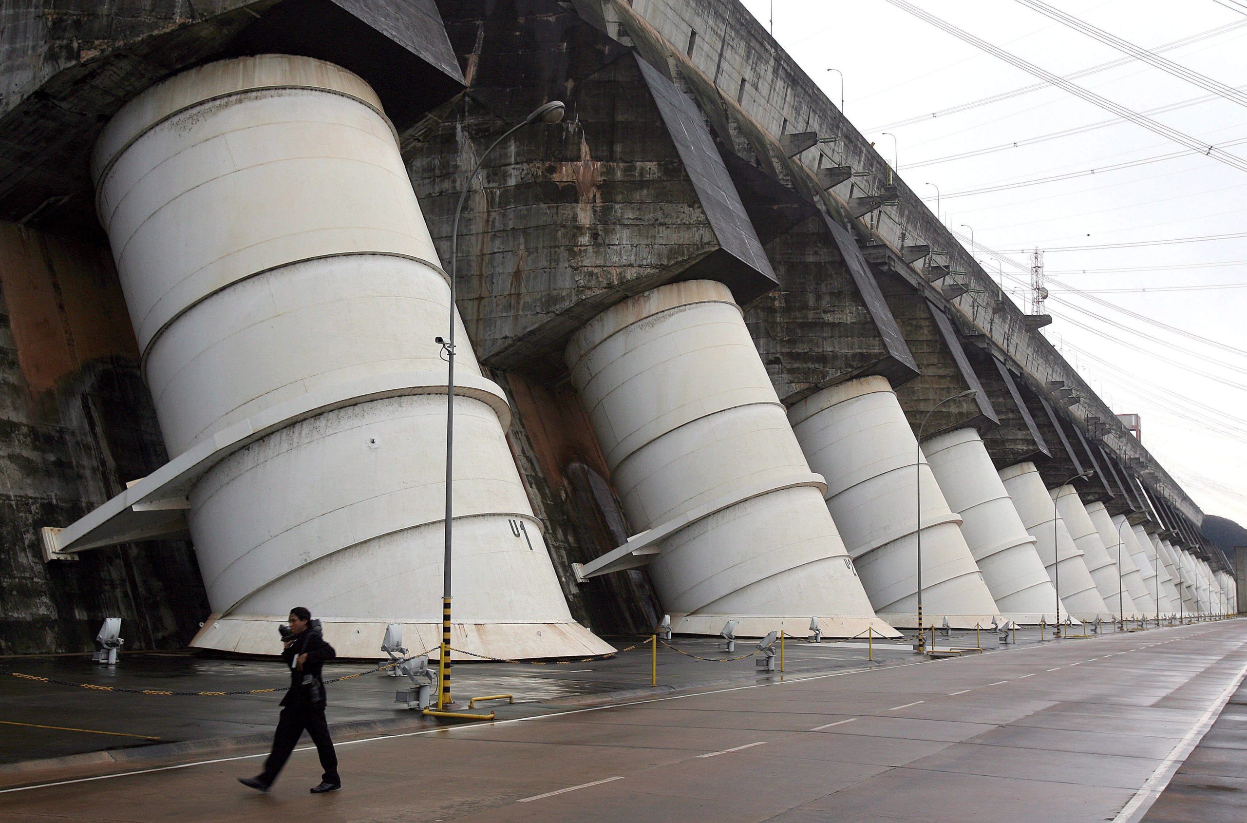 Governo brasileiro espera privatizar Eletrobras até 2018 sem Itaipu e usinas nucleares