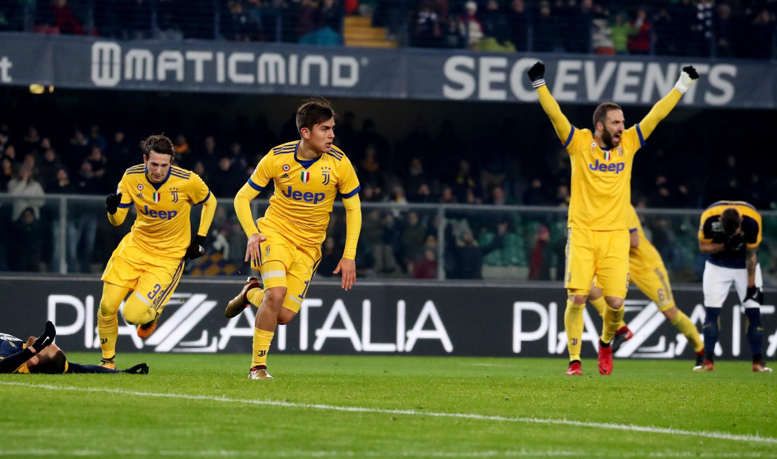 Juventus vence em Verona e mantém diferença de um ponto para o líder Nápoles