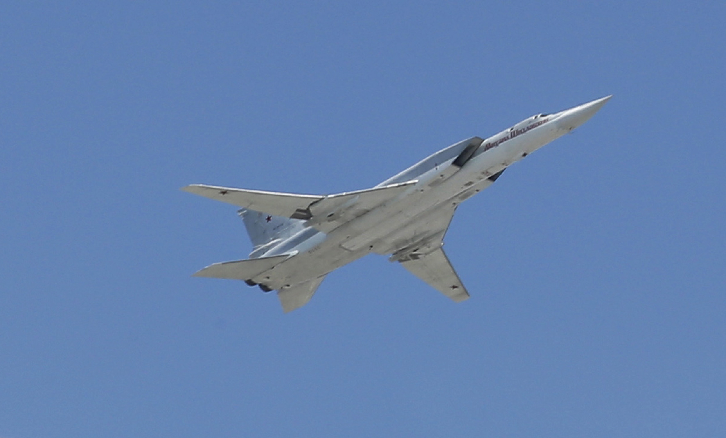 Avião militar russo despenha-se na Crimeia mas piloto sobrevive