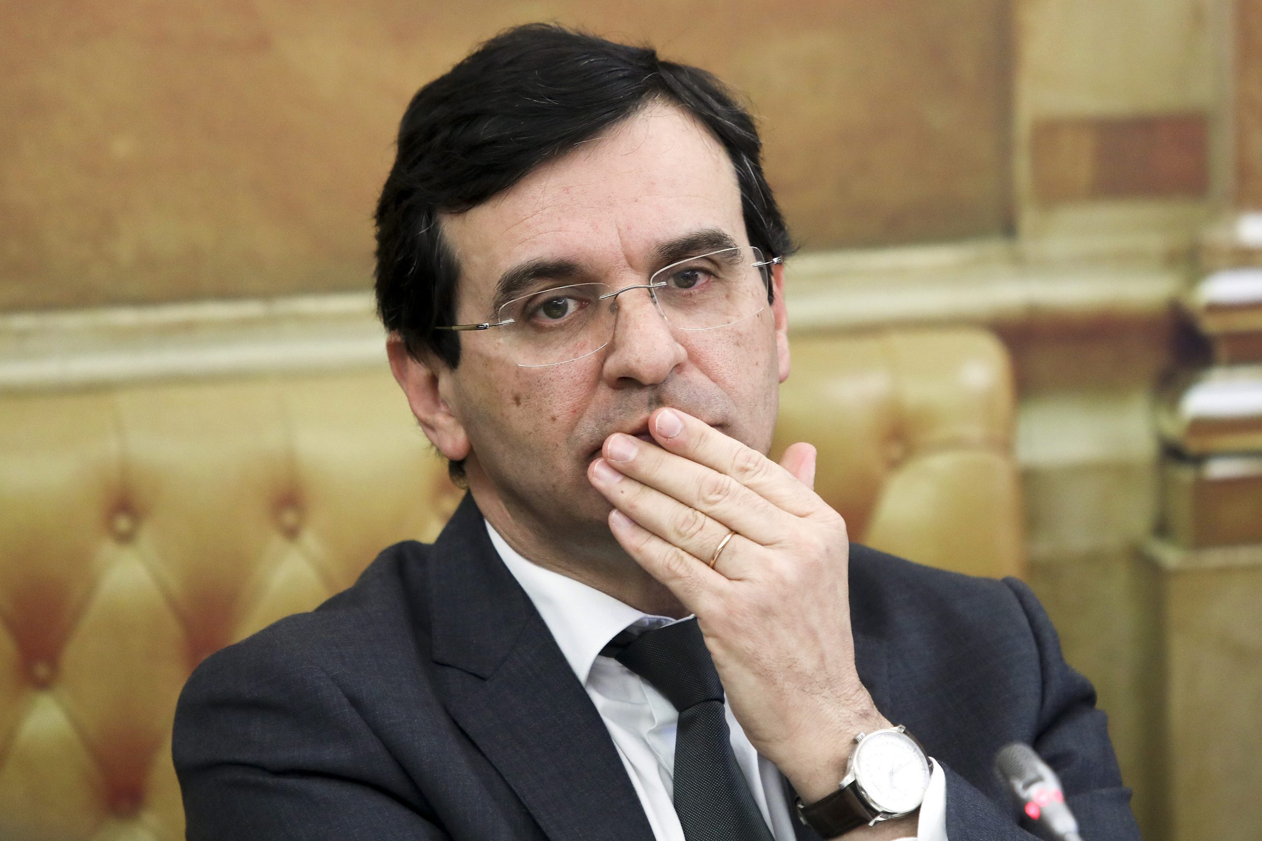 Governo quer impedir envio de doentes oncológicos do privado para público a meio de tratamento