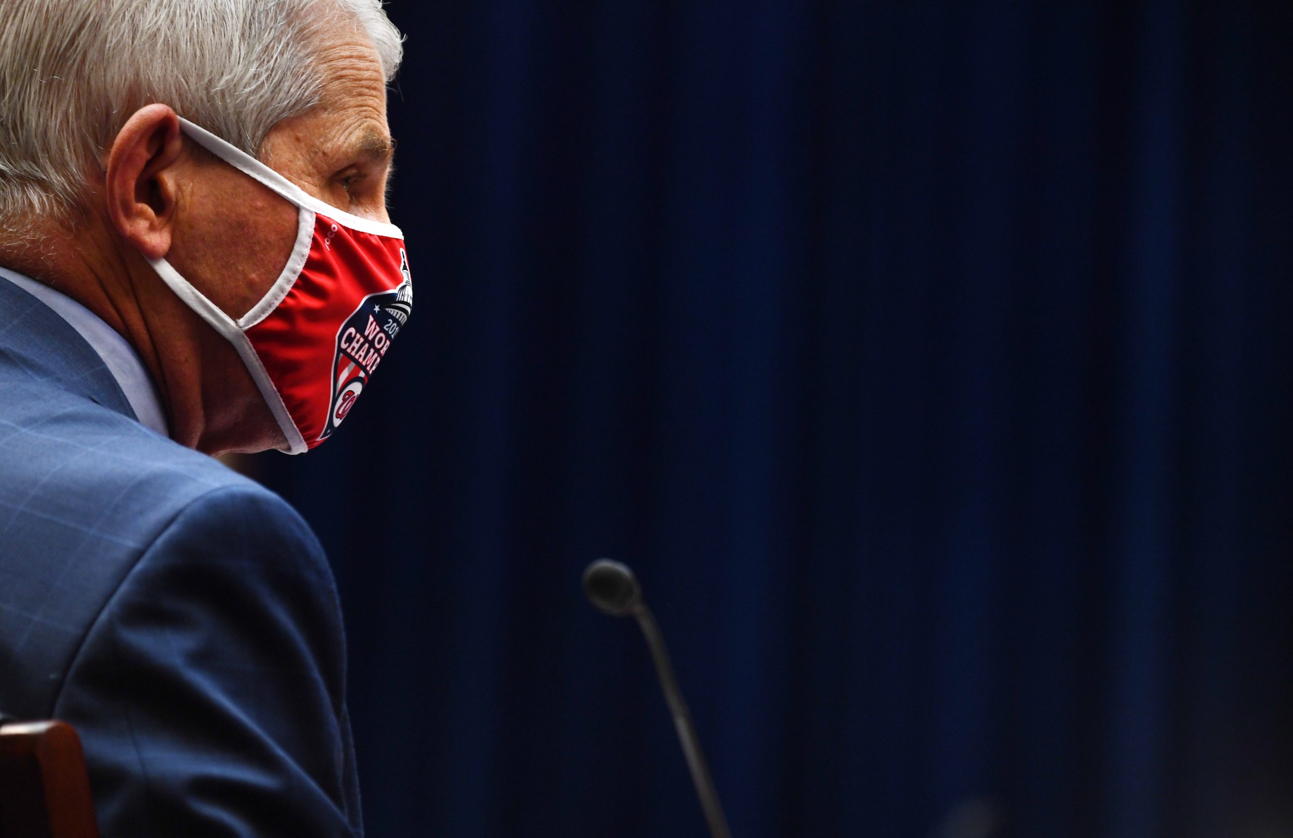 Covid-19: Fauci confiante de que norte-americanos terão em 2021 vacina contra o vírus