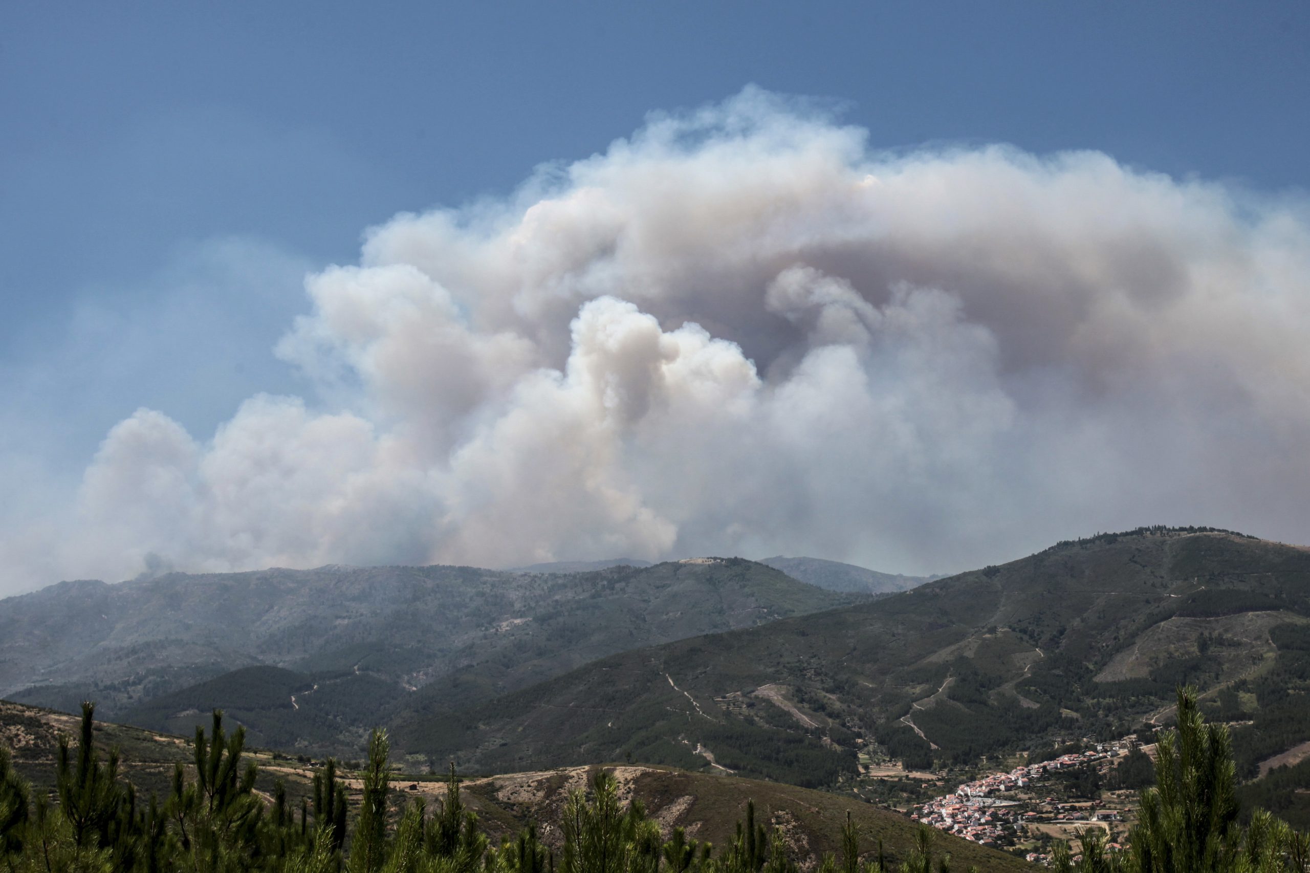 Incêndios: Reaberto trânsito na A7 entre Cabeceiras de Basto e Fafe