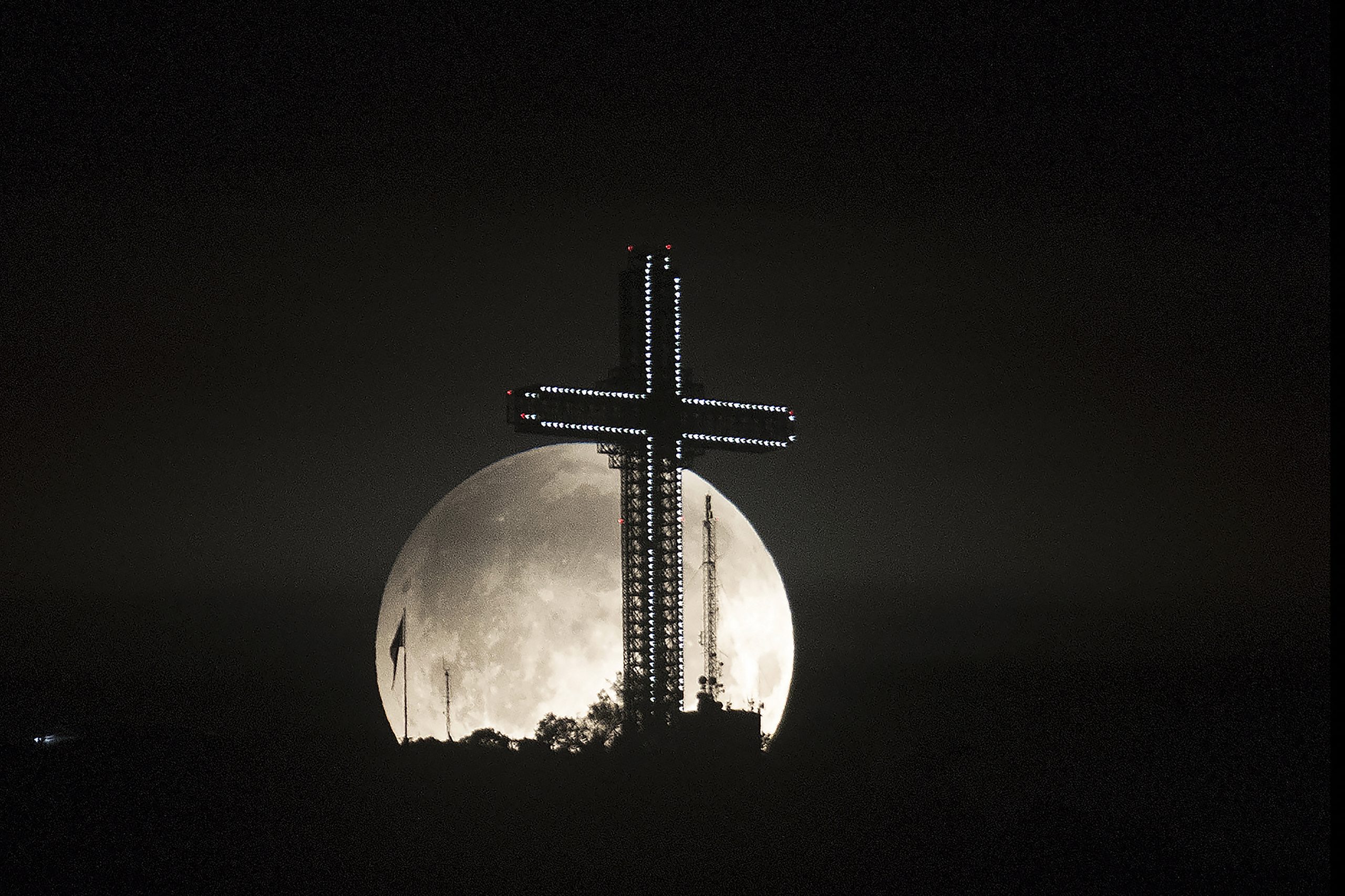 Eclipse total deixou a lua vermelha na noite de domingo. Veja aqui as imagens
