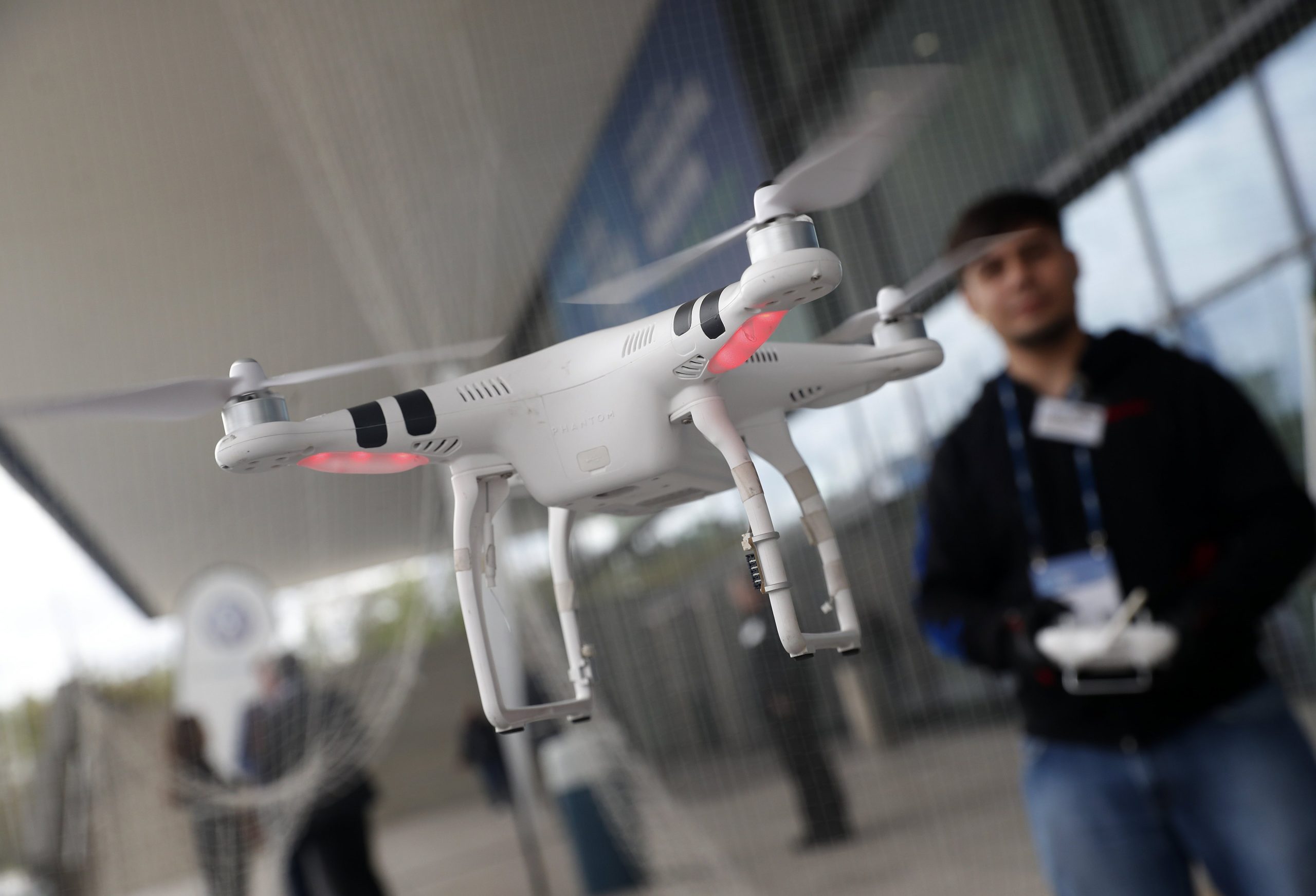 Para uma aeronave, um drone é mais perigoso do que um pássaro. Pilotos falam de potencial catastrófico