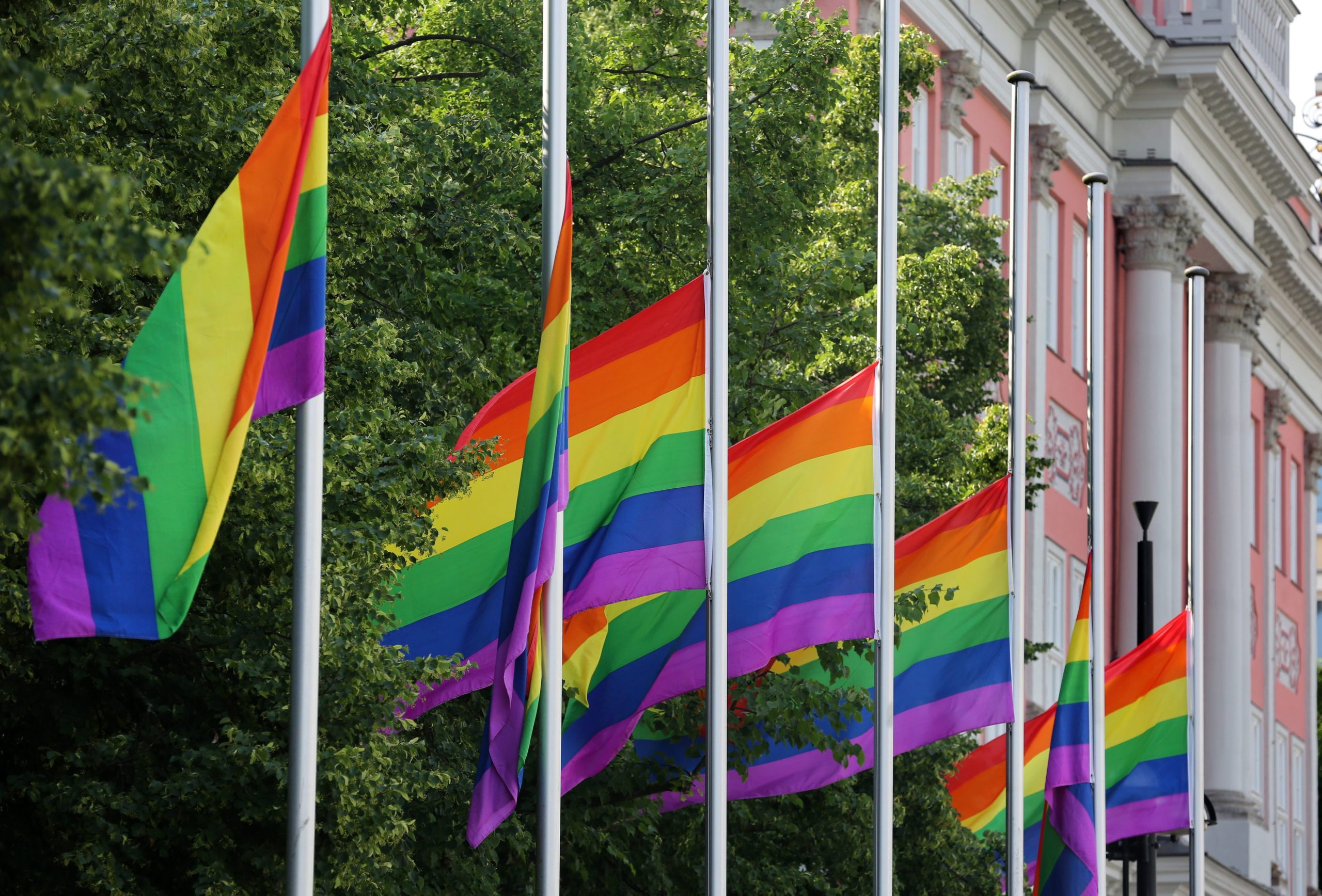Morreu Gilbert Baker, criador da bandeira do arco-íris pelos direitos LGBT