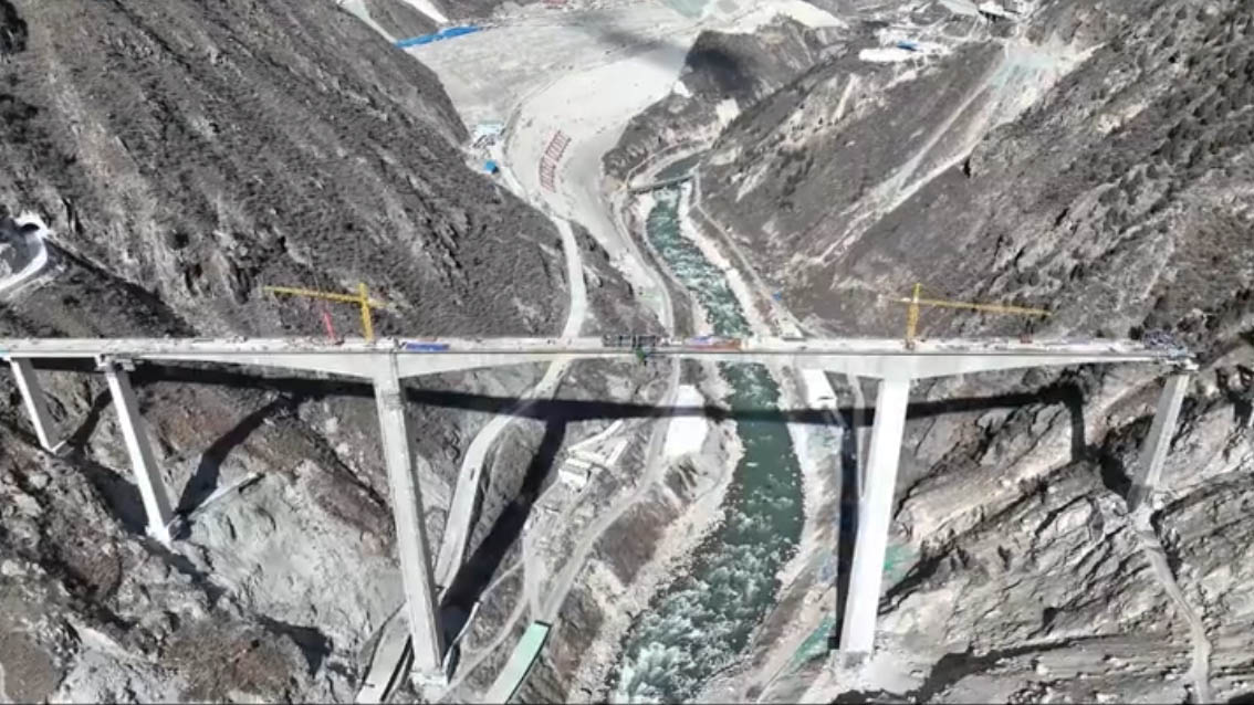 Ponte desaba na China devido a deslizamento de terras sem causar vítimas