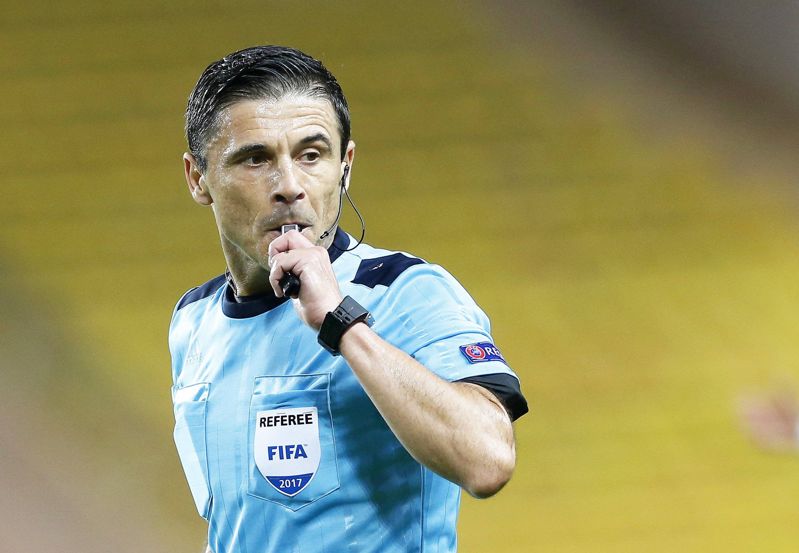 Árbitro sérvio Milorad Mazic no Sporting-Atlético de Madrid