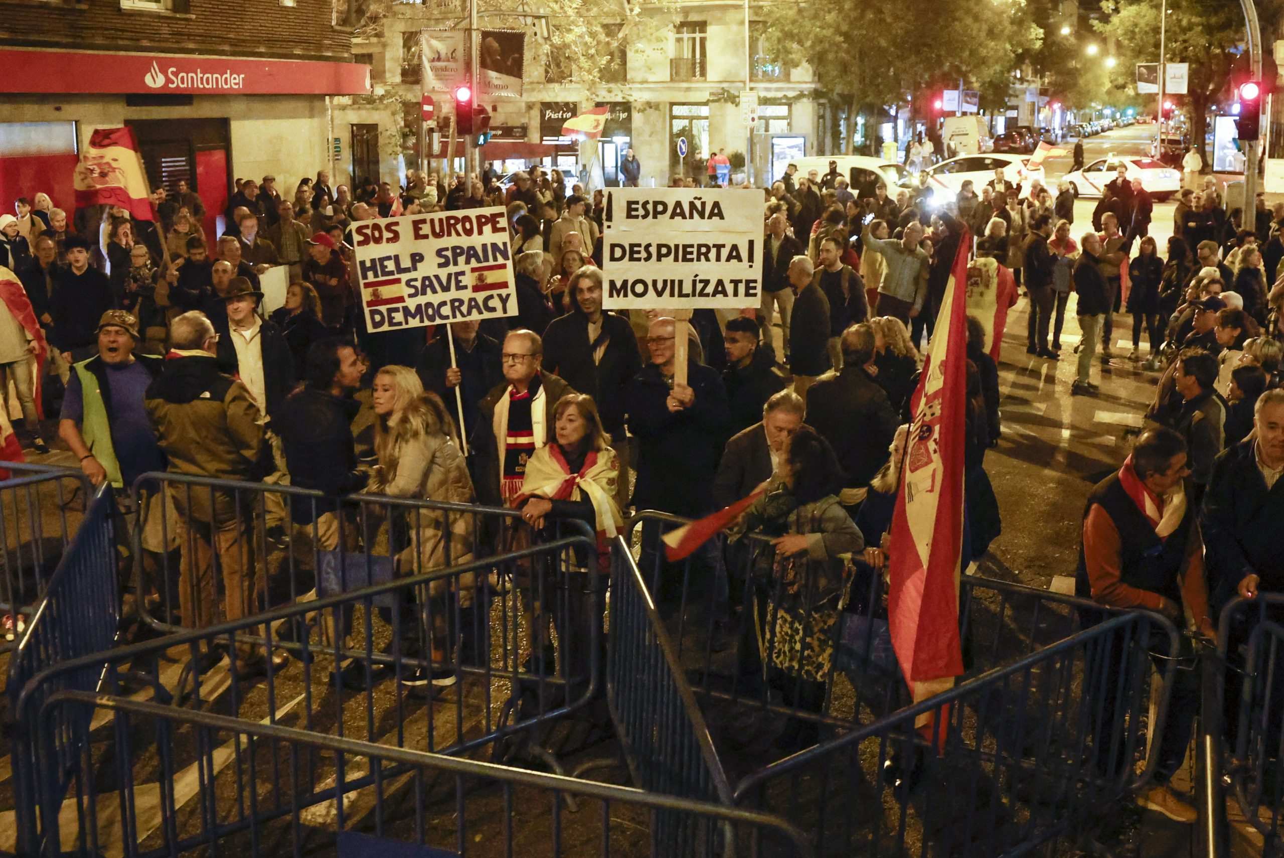 Nova noite de protestos em Madrid frente à sede do PSOE sem incidentes