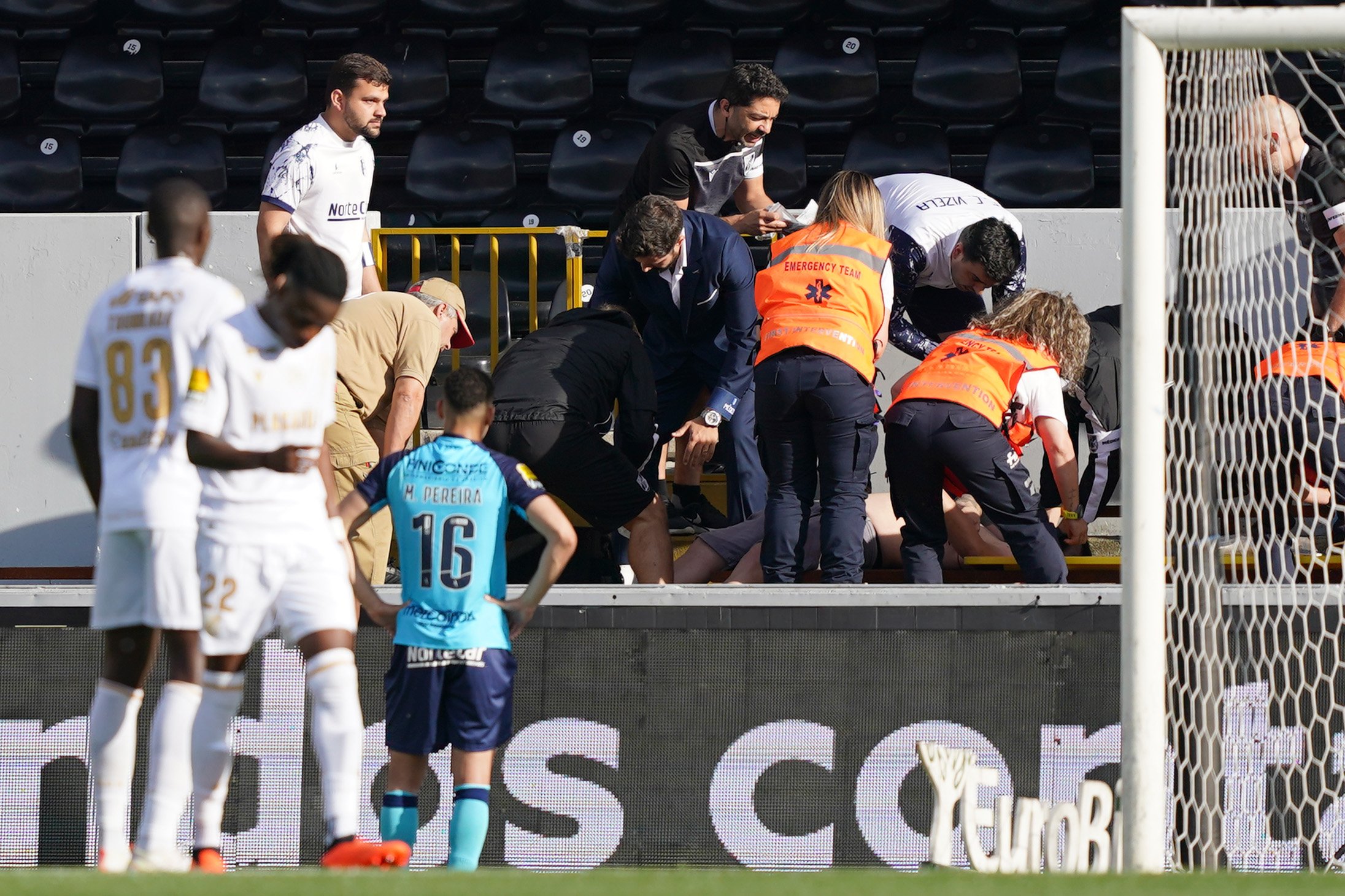 Jogo entre Vitória de Guimarães e Vizela interrompido após adepto cair da bancada