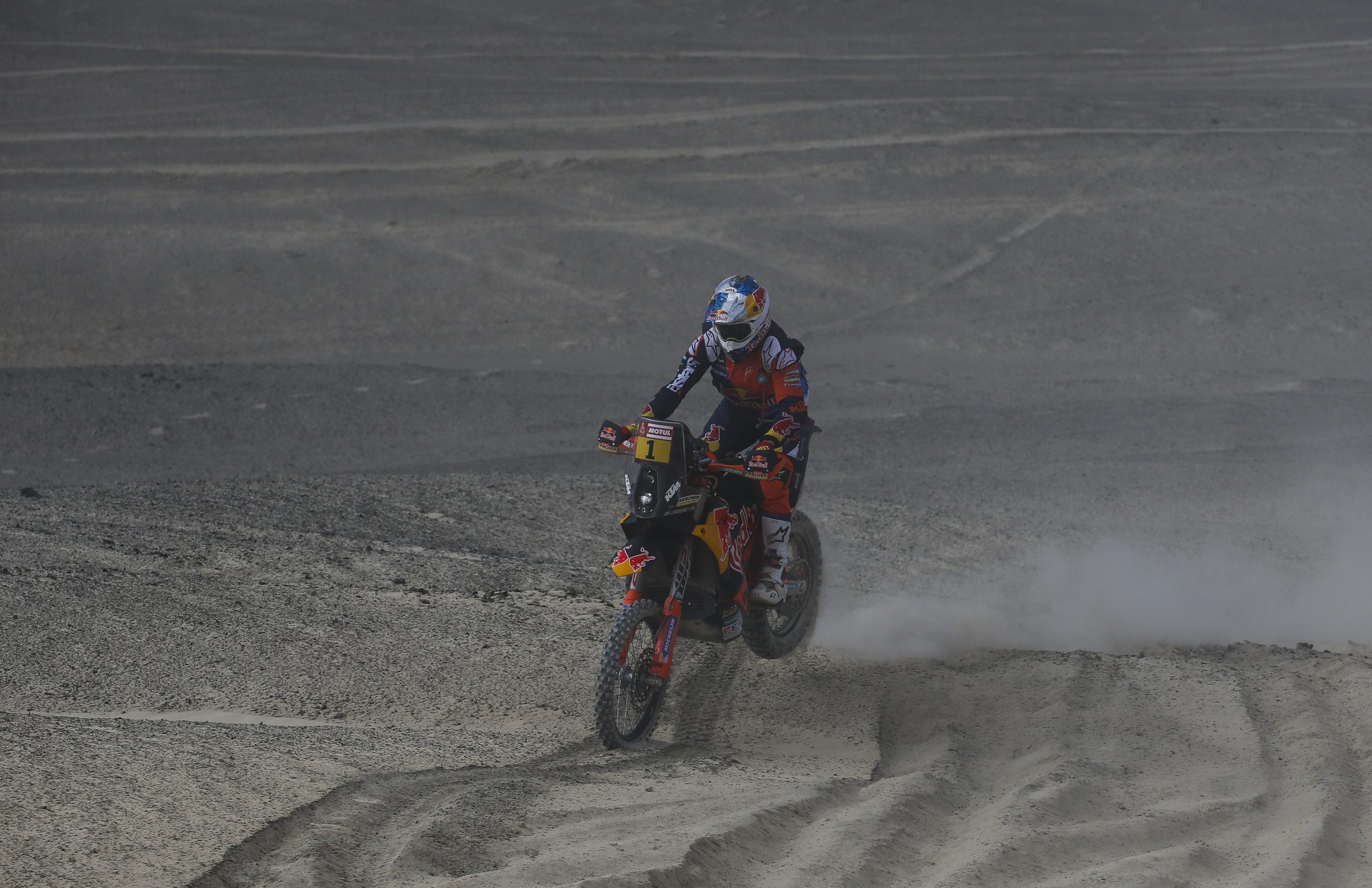 Dakar 2018: Sunderland sobe a líder nas motos, Peterhansel nos carros
