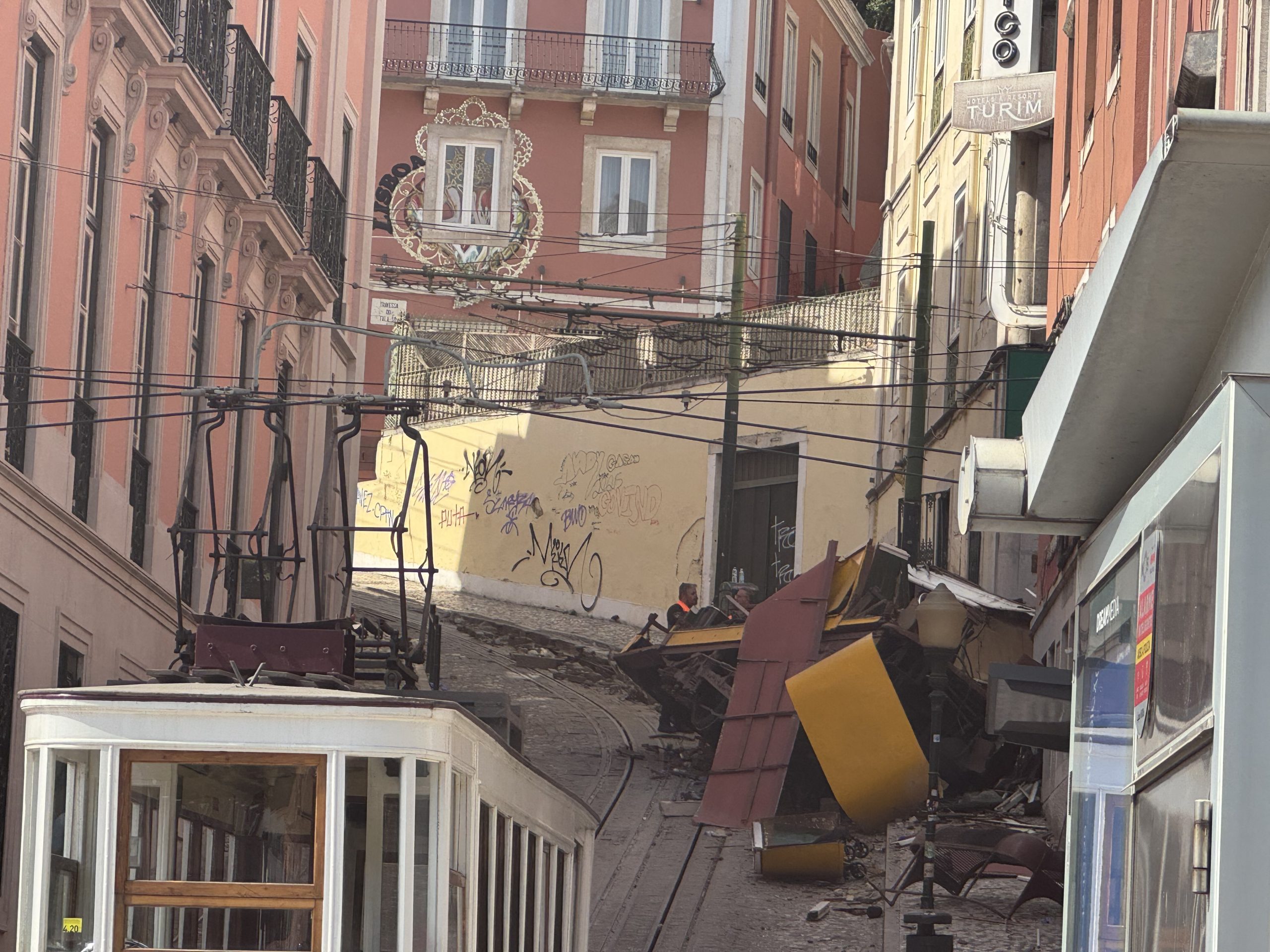 “Senti que era o meu filho”. O dia seguinte de quem viveu a tragédia do Elevador da Glória de perto