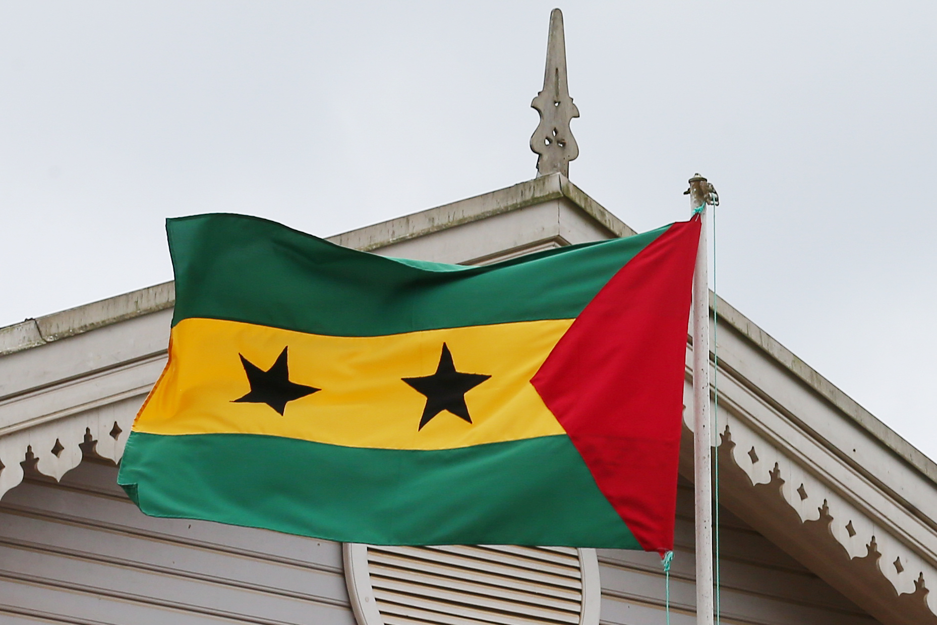 Ministro dos Negócios Estrangeiros são-tomense demite-se na sequência de críticas a Portugal e Angola