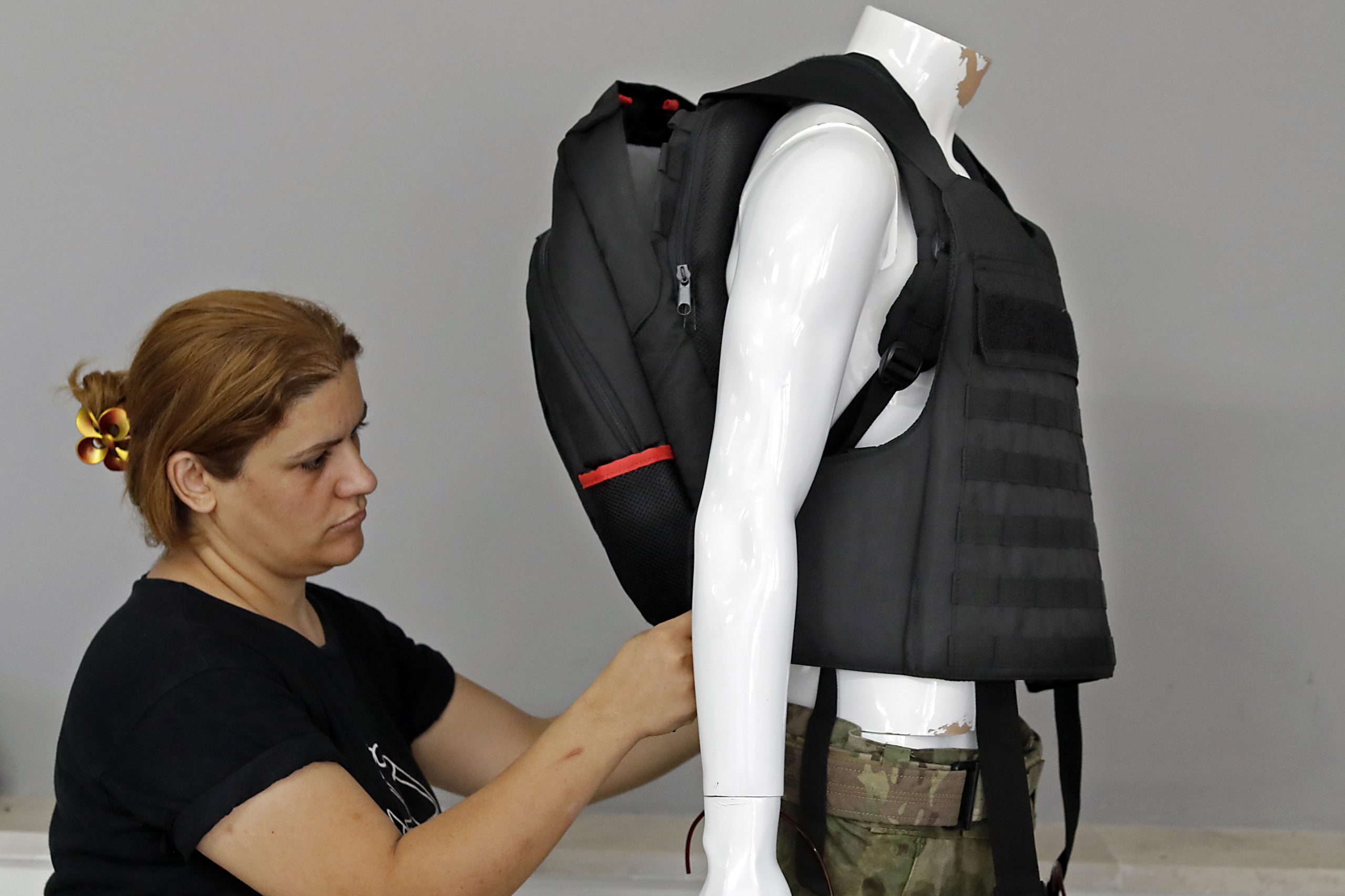 Fabricante israelita vira sucesso de vendas nos EUA com mochila à prova de bala