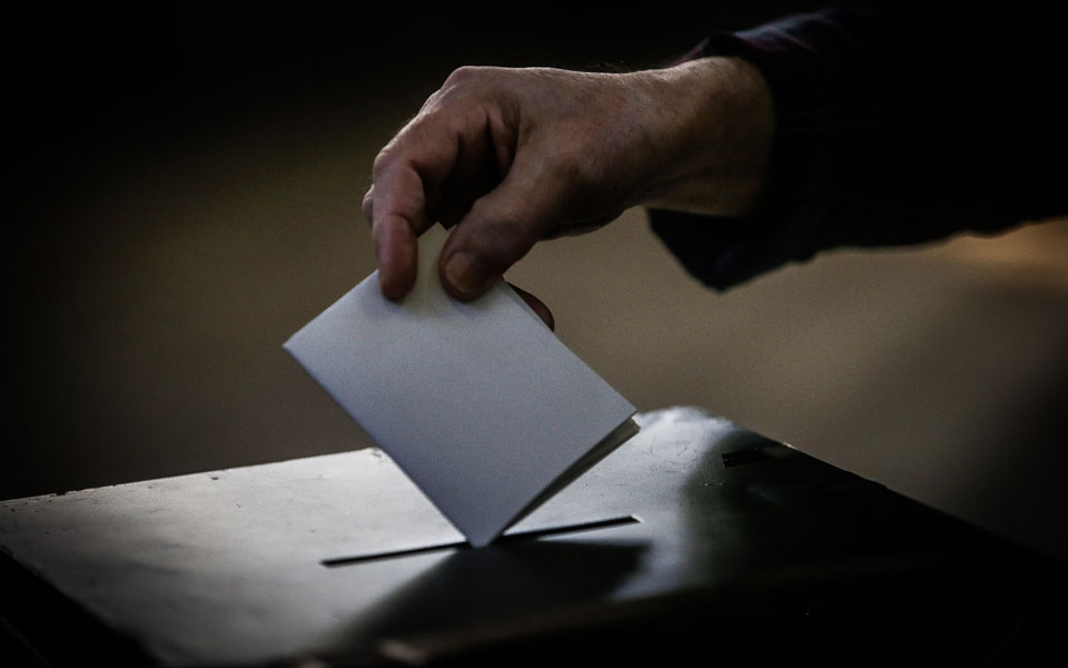 Entre os boletins de voto dos emigrantes também há cheques e contas da luz