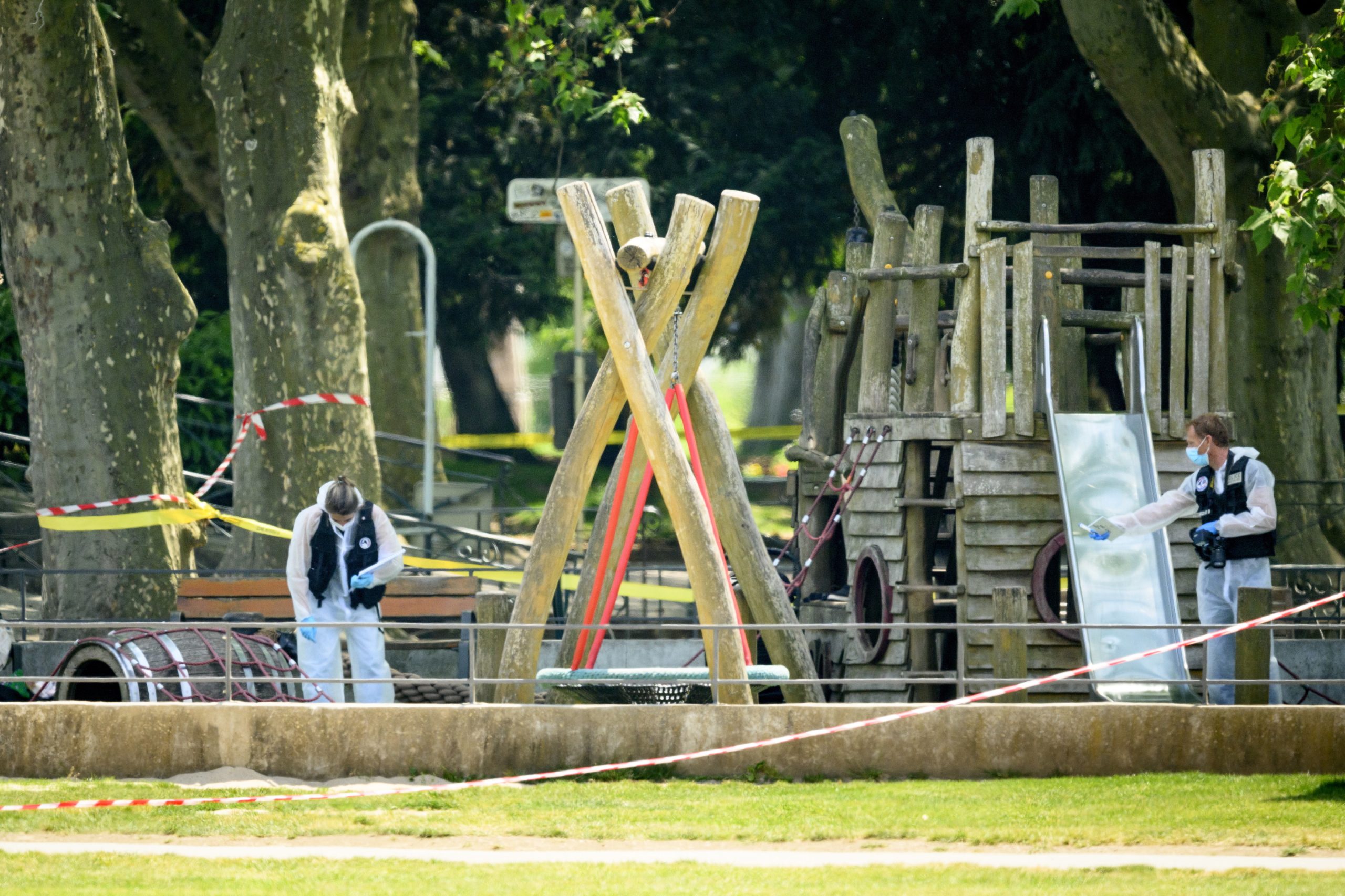 Autor de esfaqueamento em parque infantil francês acusado de tentativa de homicídio e rebelião com arma