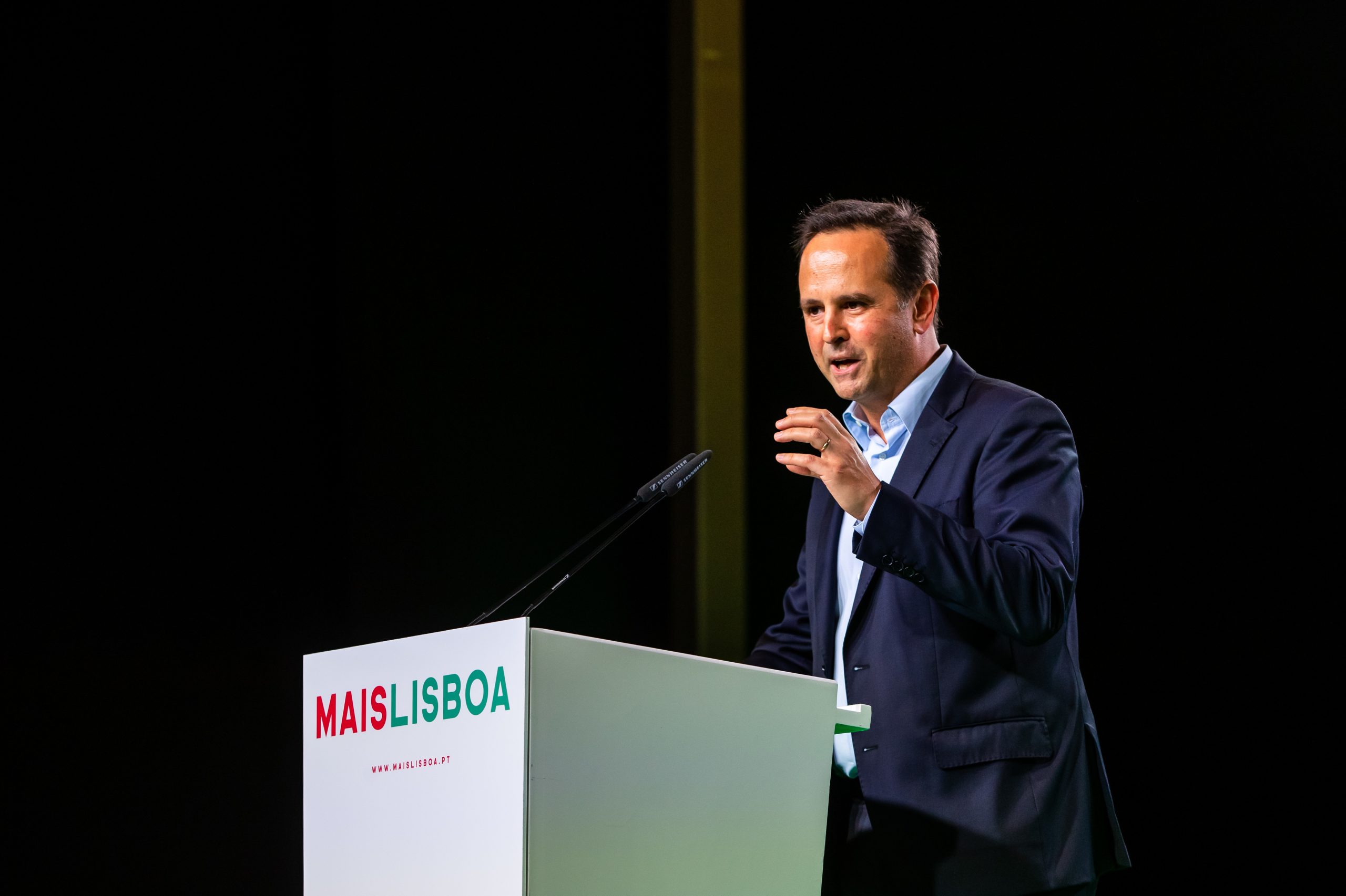 Autárquicas: Sondagem dá maioria absoluta em Lisboa a Medina