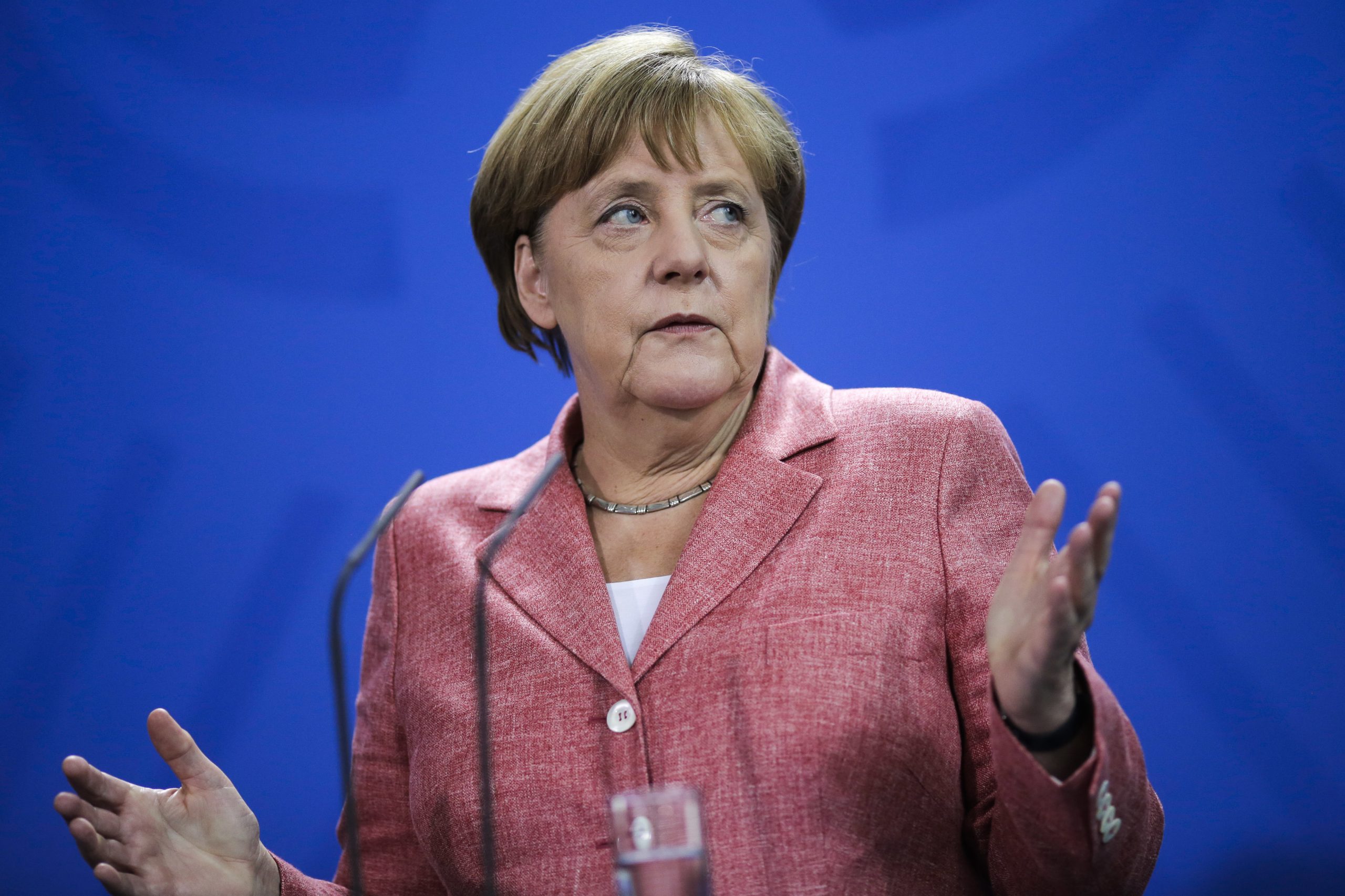 Merkel quer endurecer sanções à Rússia na UE