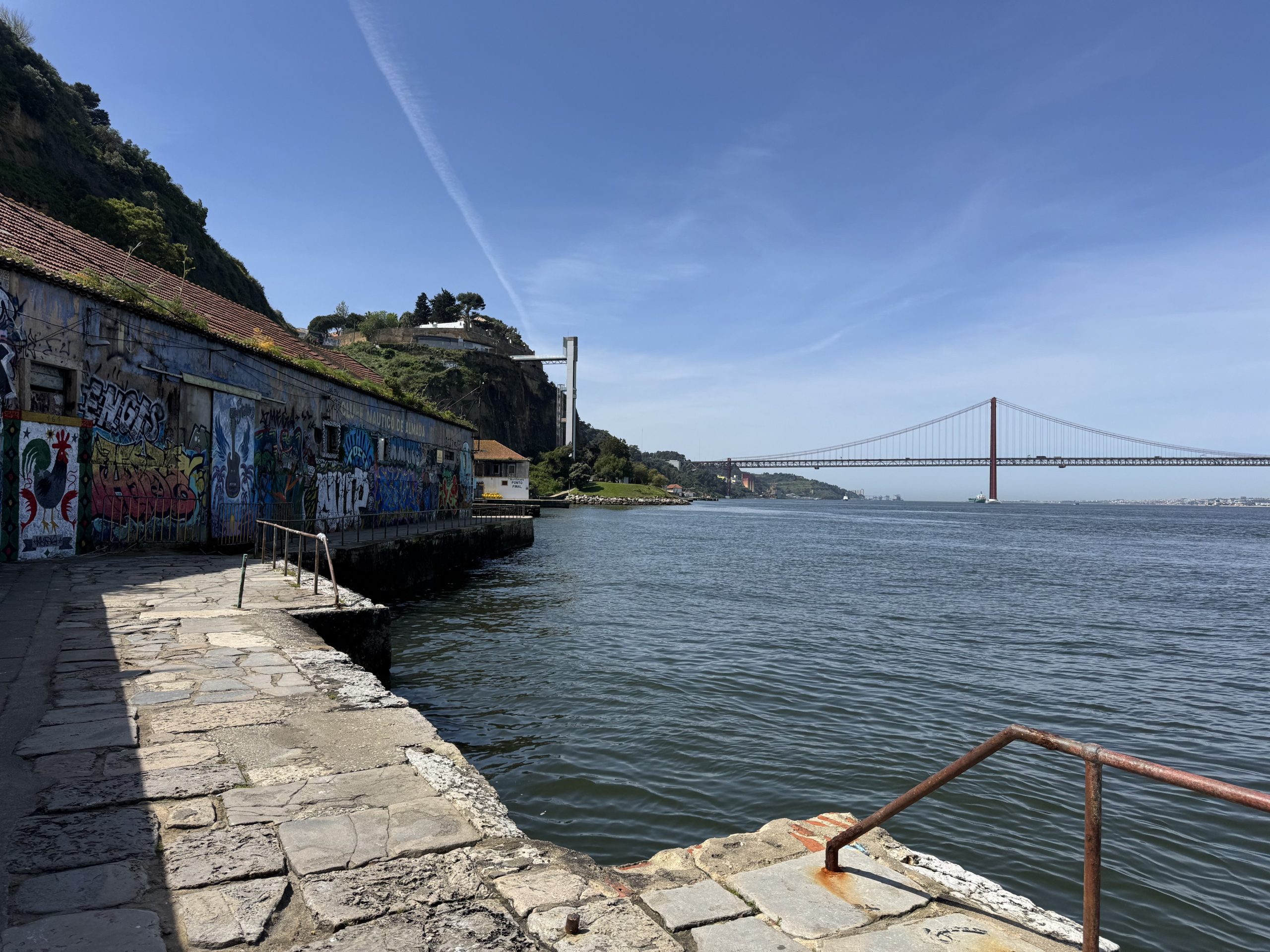 O Cais do Ginjal já foi tudo e hoje não é nada. A história de quem aqui construiu a sua vida e não sabe o que o futuro reserva