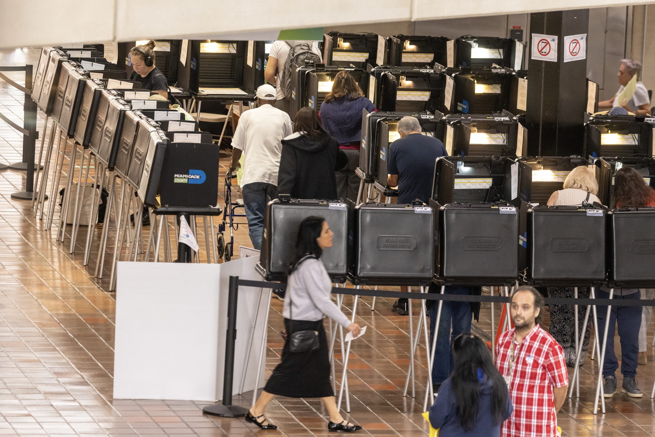 EUA: Votação antecipada em presidenciais americanas começa em oito Estados