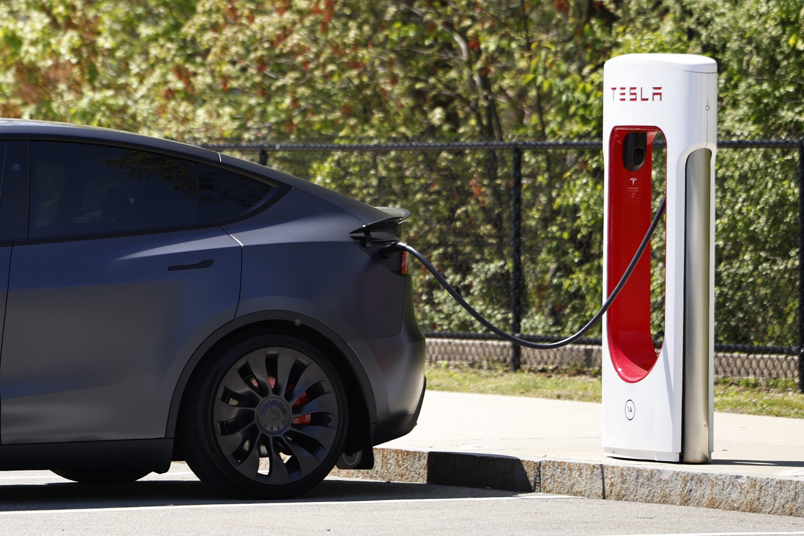 Posto de carregamento da Tesla em Fátima vandalizado