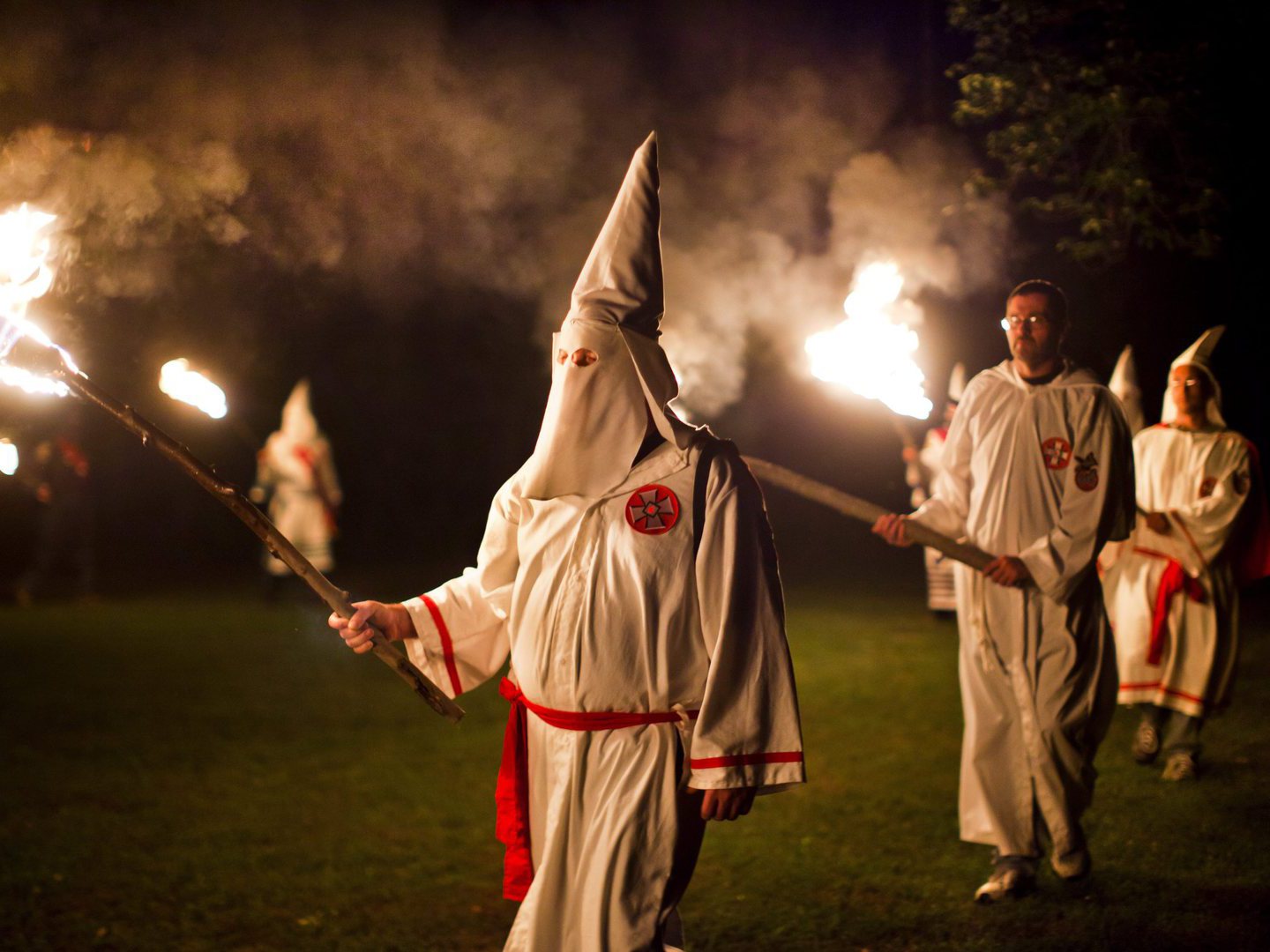 Restos mortais de líder do Ku Klux Klan vão ser desenterrados de parque nos EUA e transferidos para museu