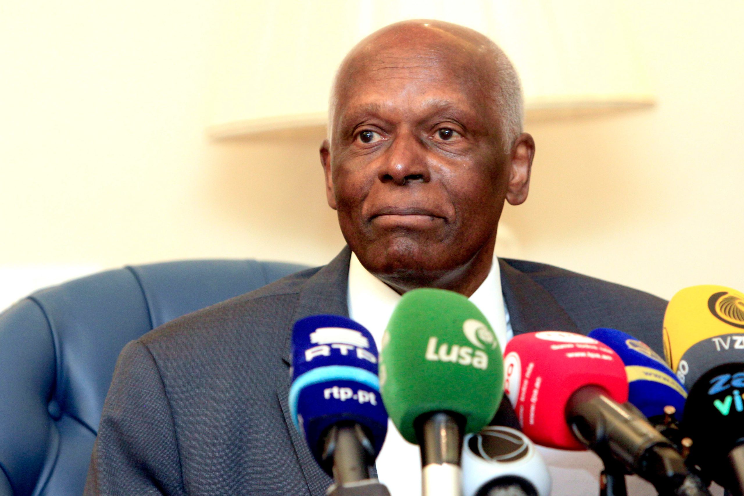 Livro de jornalista francesa conta “saga familiar” de José Eduardo dos Santos