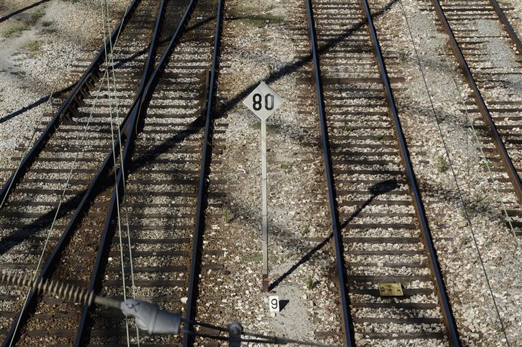 Comboio abalroa jipe em passagem de nível em Estômbar provocando um ferido grave