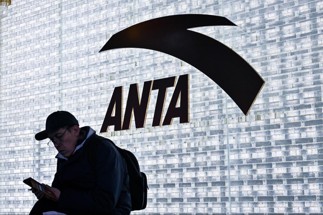 Há uma marca chinesa a desafiar a Nike e Adidas a nível mundial